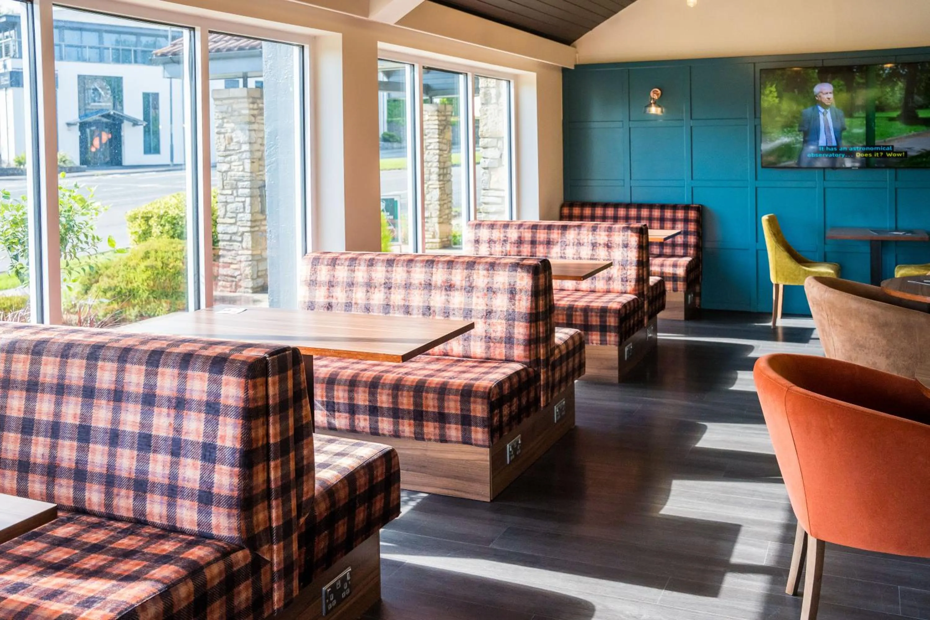 Lounge or bar in Almondsbury Interchange Hotel