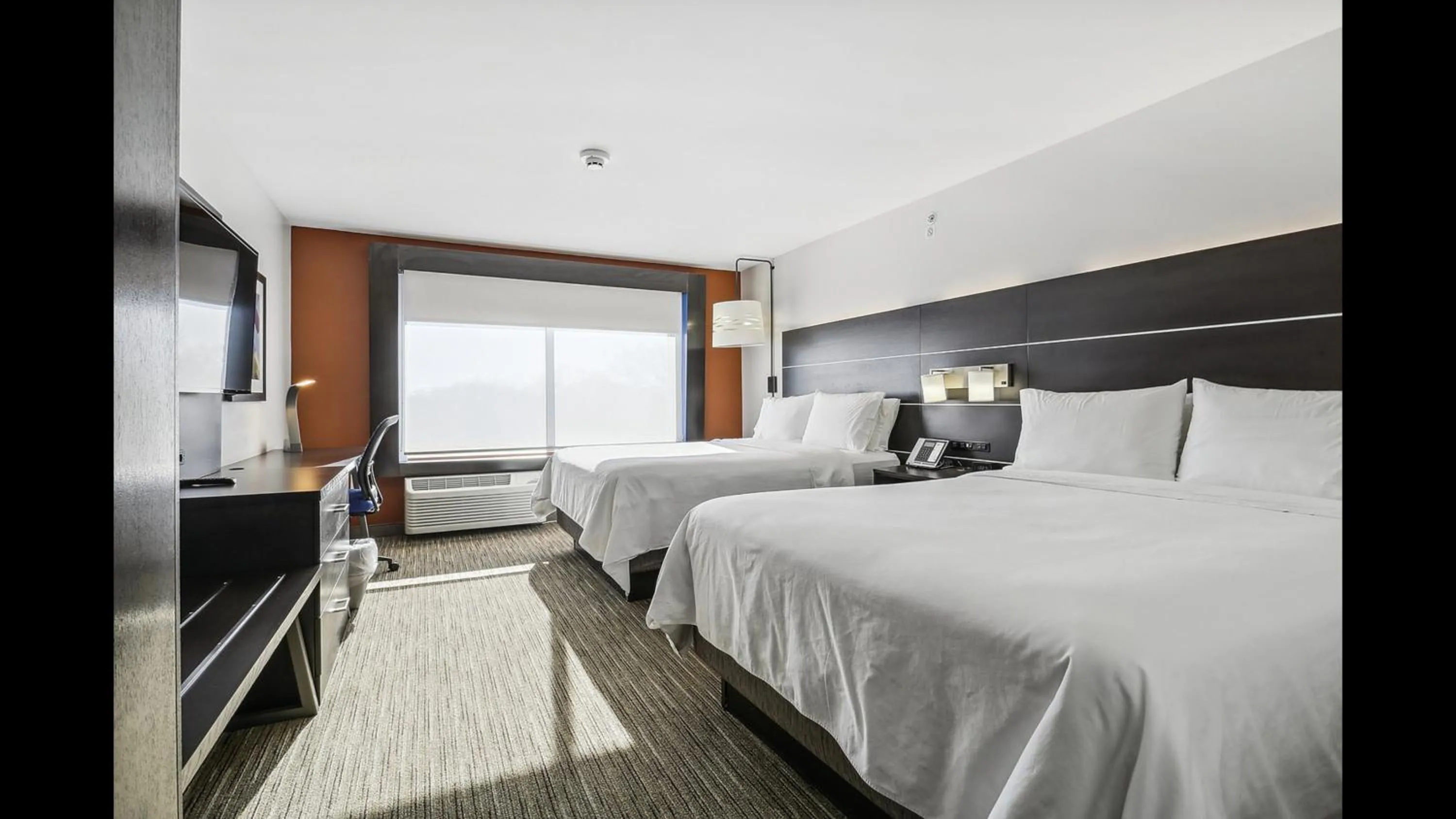 Photo of the whole room, Bed in Holiday Inn Express & Suites - Bensenville - O'Hare by IHG