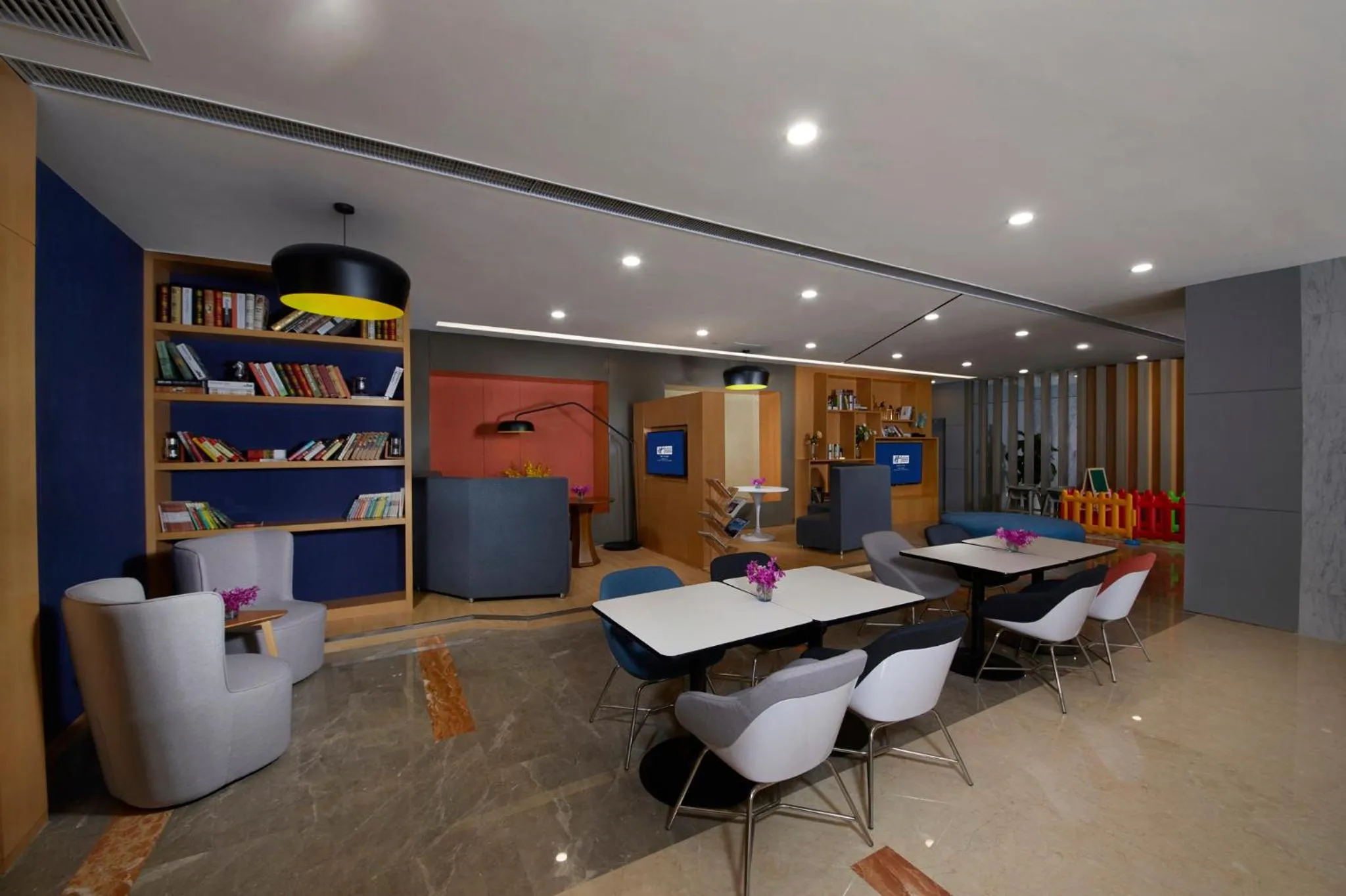 Restaurant/places to eat in Holiday Inn Express Zhengzhou Zhengdong by IHG