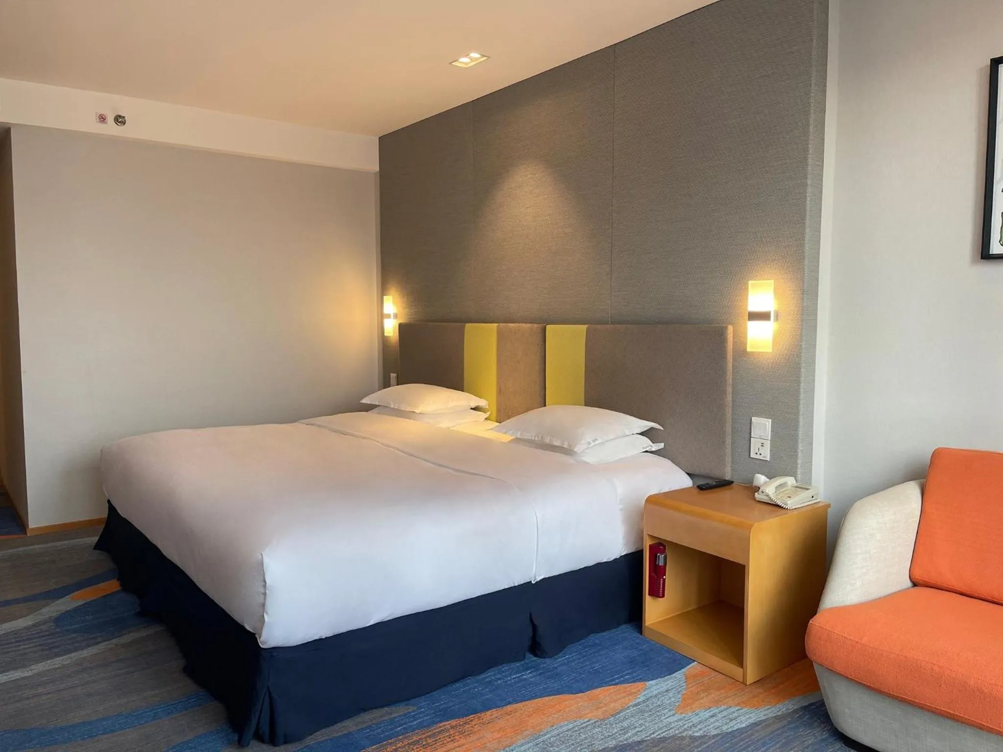 Photo of the whole room, Bed in Holiday Inn Express Zhengzhou Zhengdong by IHG