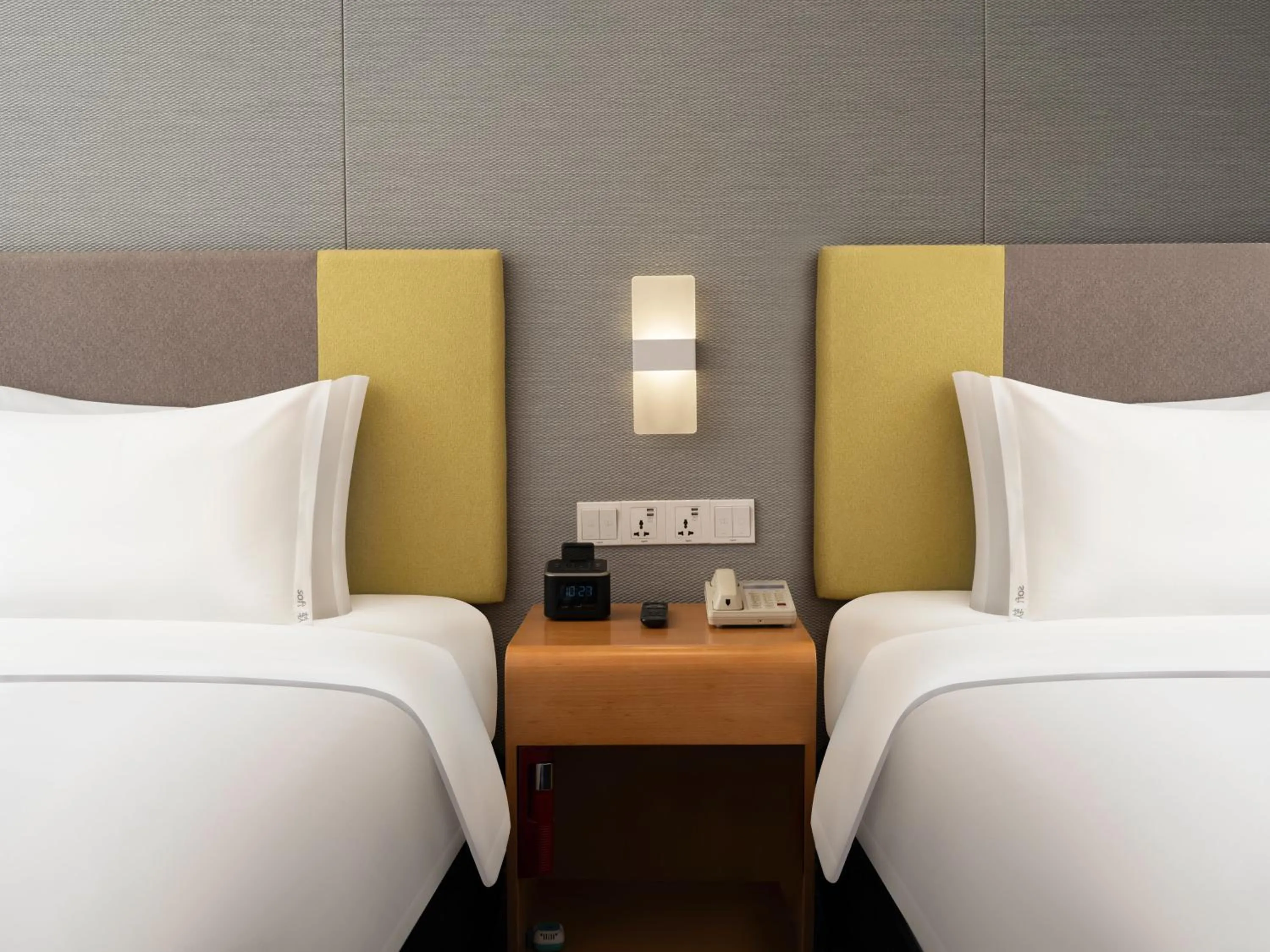 Photo of the whole room, Bed in Holiday Inn Express Zhengzhou Zhengdong by IHG