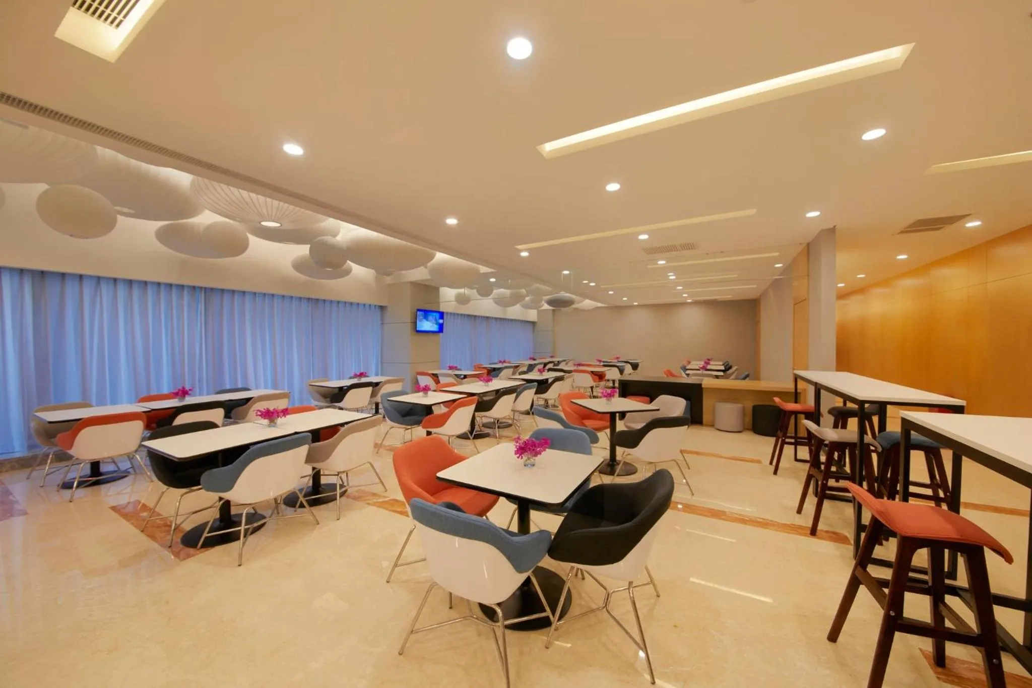 Restaurant/places to eat in Holiday Inn Express Zhengzhou Zhengdong by IHG
