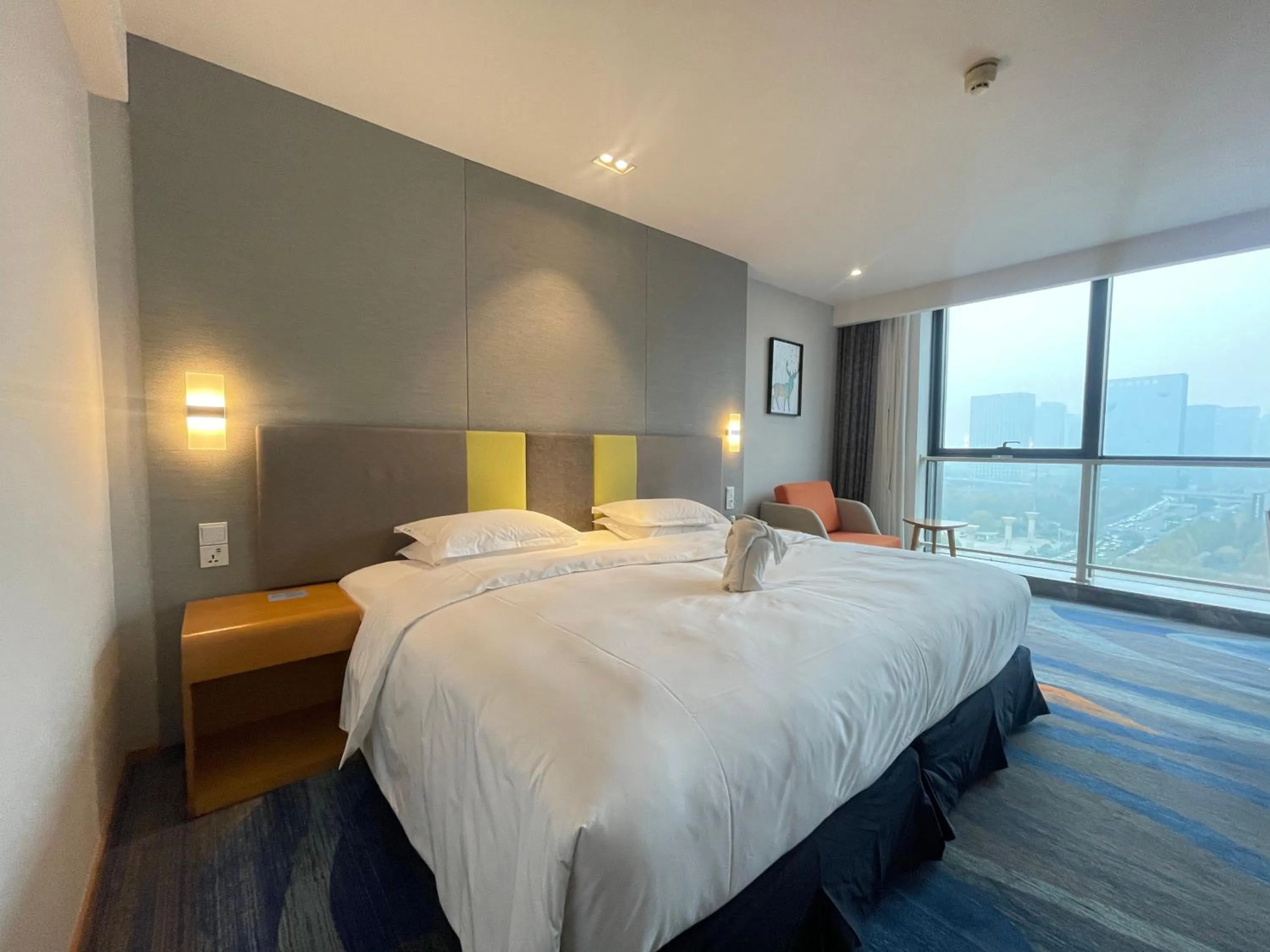 Bed in Holiday Inn Express Zhengzhou Zhengdong by IHG