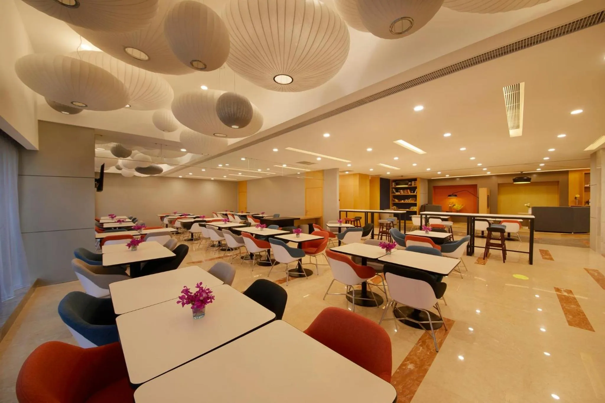 Restaurant/places to eat in Holiday Inn Express Zhengzhou Zhengdong by IHG