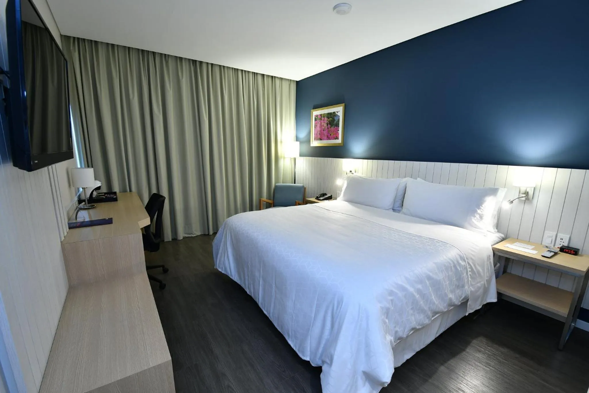 Photo of the whole room, Bed in Holiday Inn Express Asuncion Aviadores by IHG