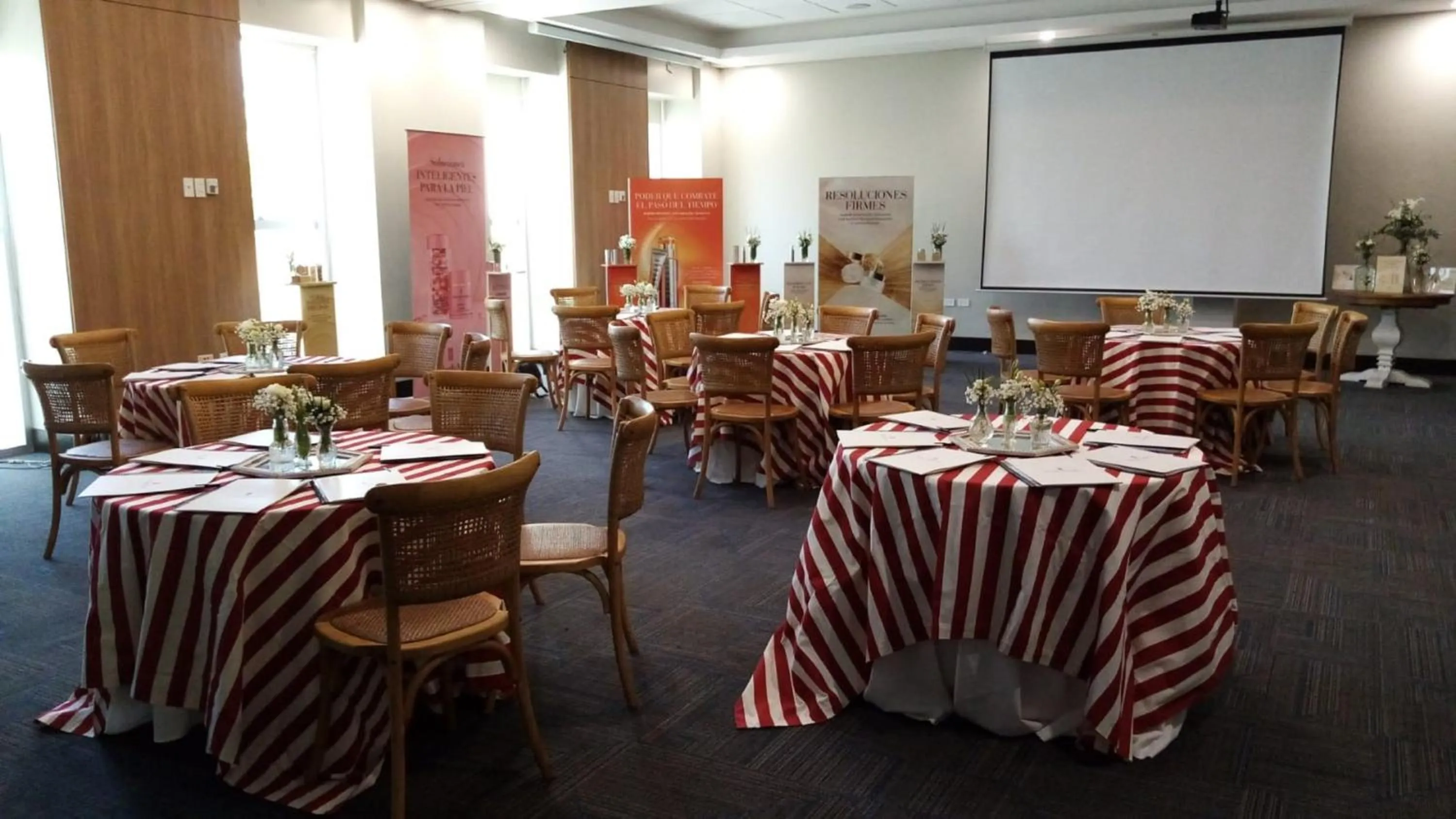 Meeting/conference room in Holiday Inn Express Asuncion Aviadores by IHG