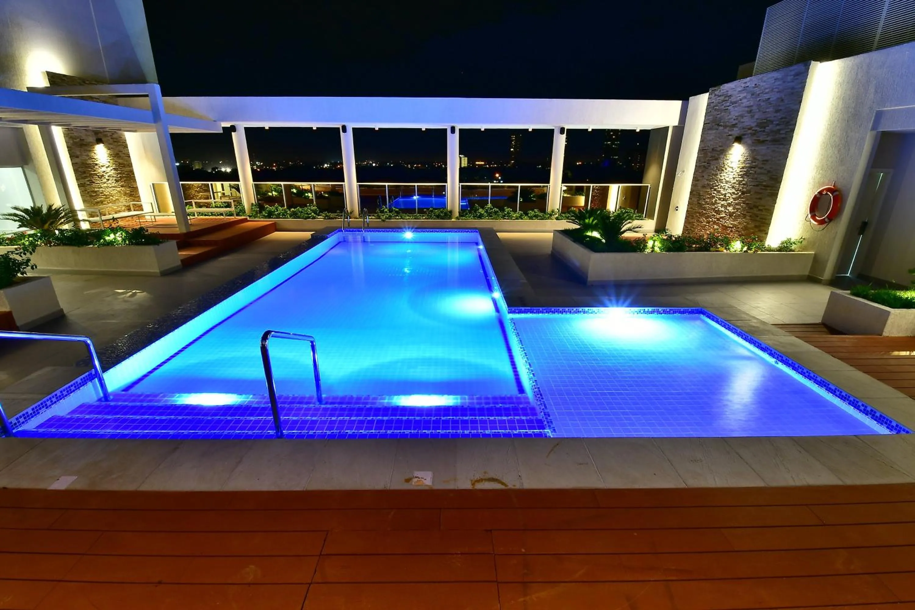 Swimming pool in Holiday Inn Express Asuncion Aviadores by IHG
