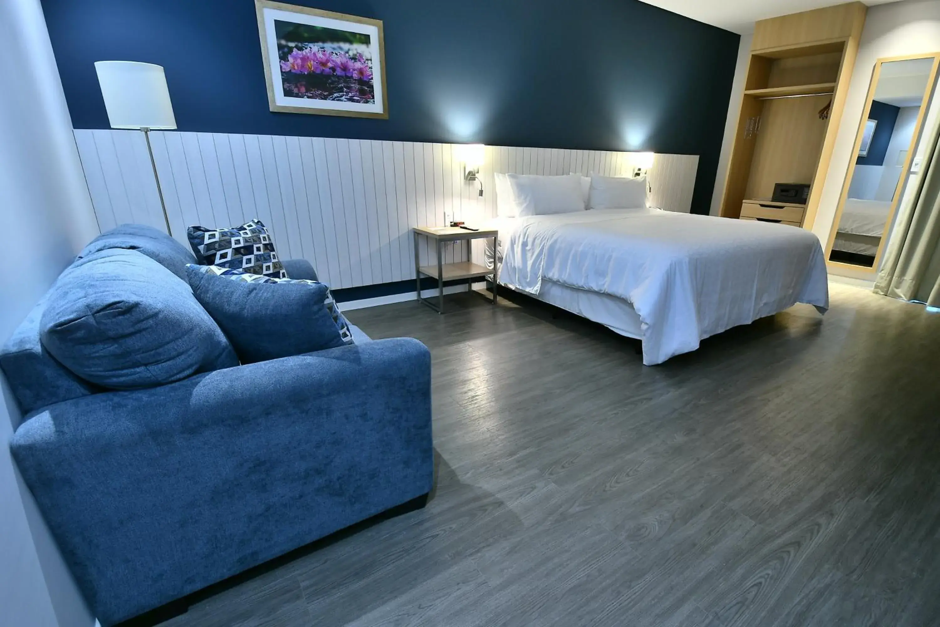 Standard King Room with Sofa Bed in Holiday Inn Express Asuncion Aviadores by IHG Standard King Room with Sofa Bed in Holiday Inn Express Asuncion Aviadores by IHG