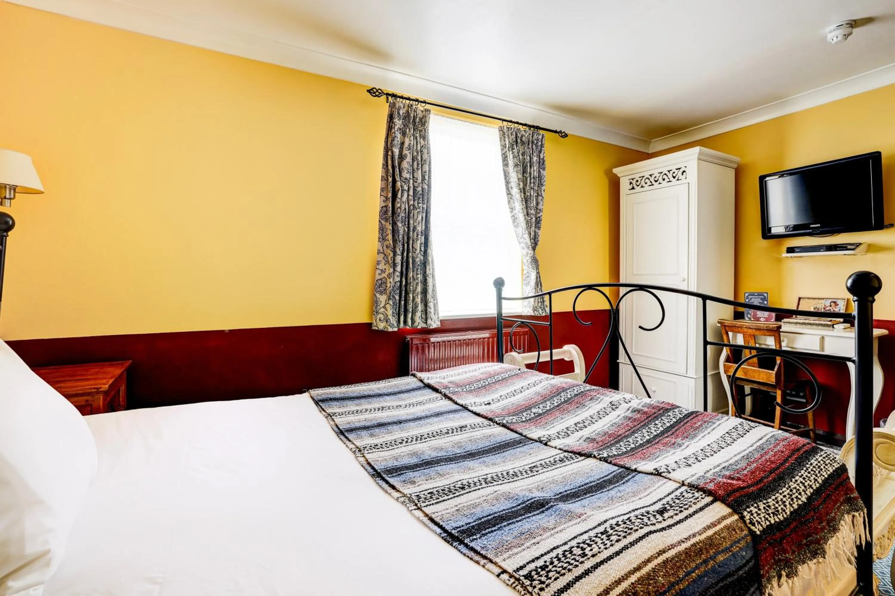 Bedroom, Bed in Church Street Hotel by Belvilla near The Oval London