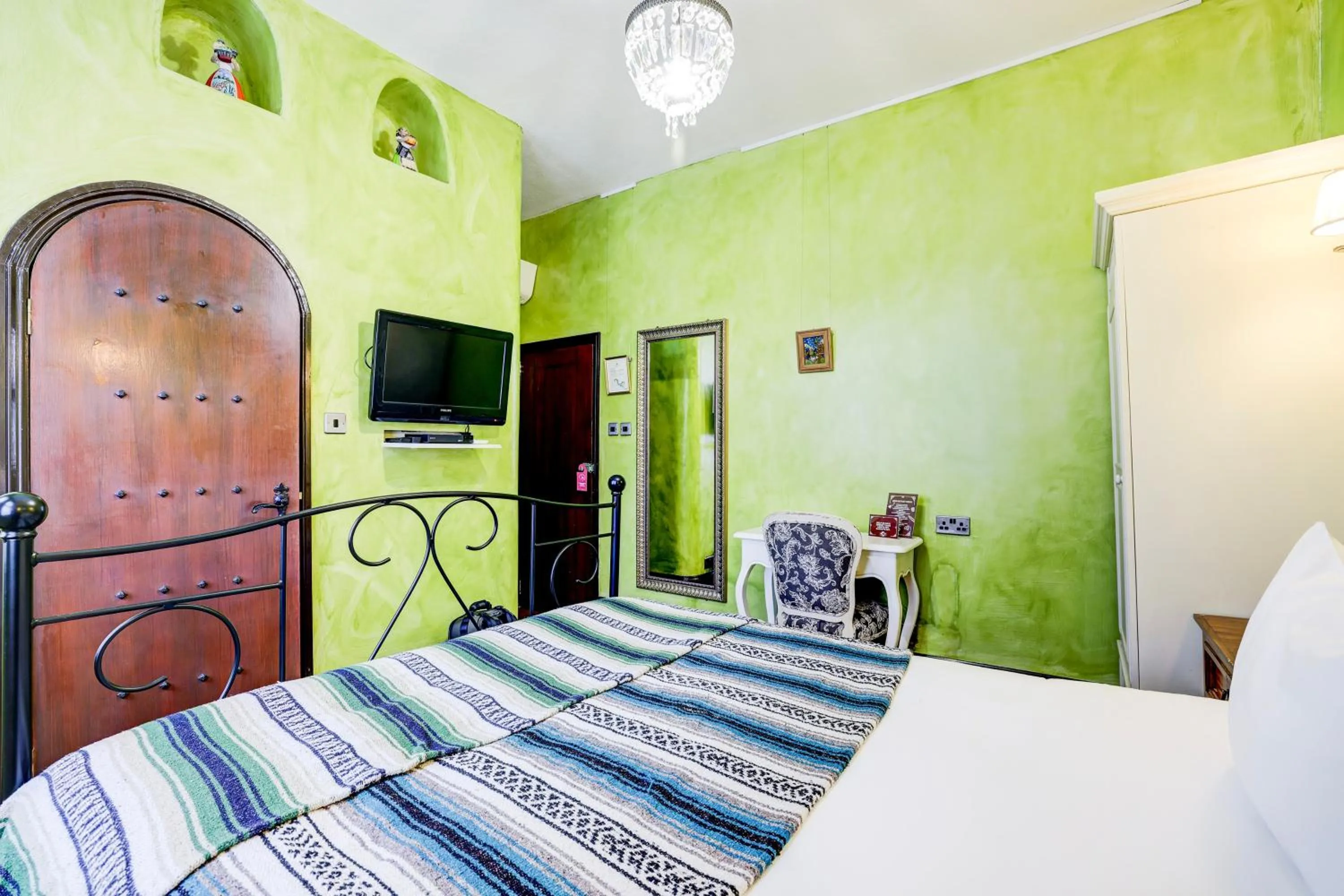 Bedroom, Bed in Church Street Hotel by Belvilla near The Oval London