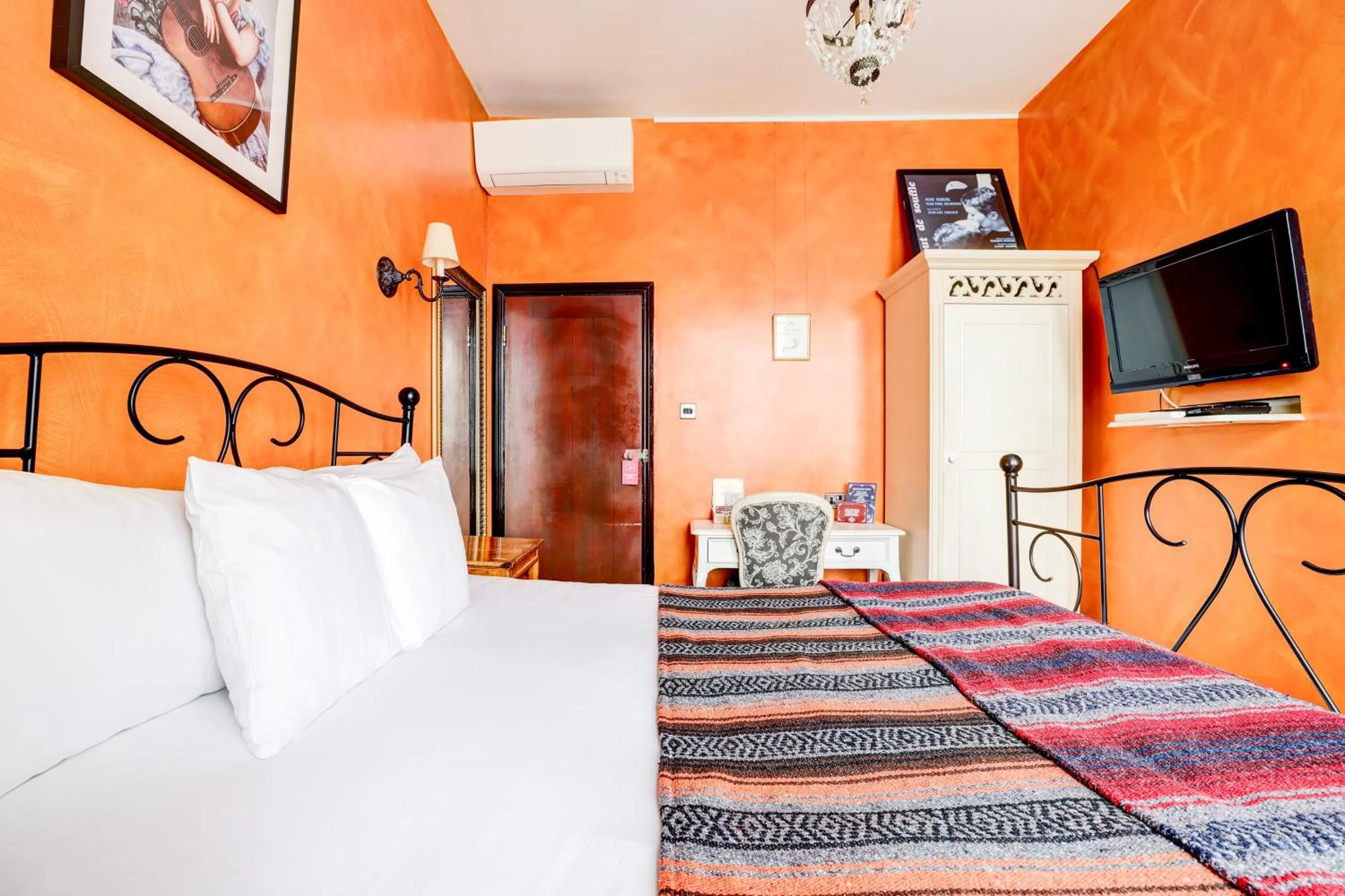 Bedroom, Bed in Church Street Hotel by Belvilla near The Oval London