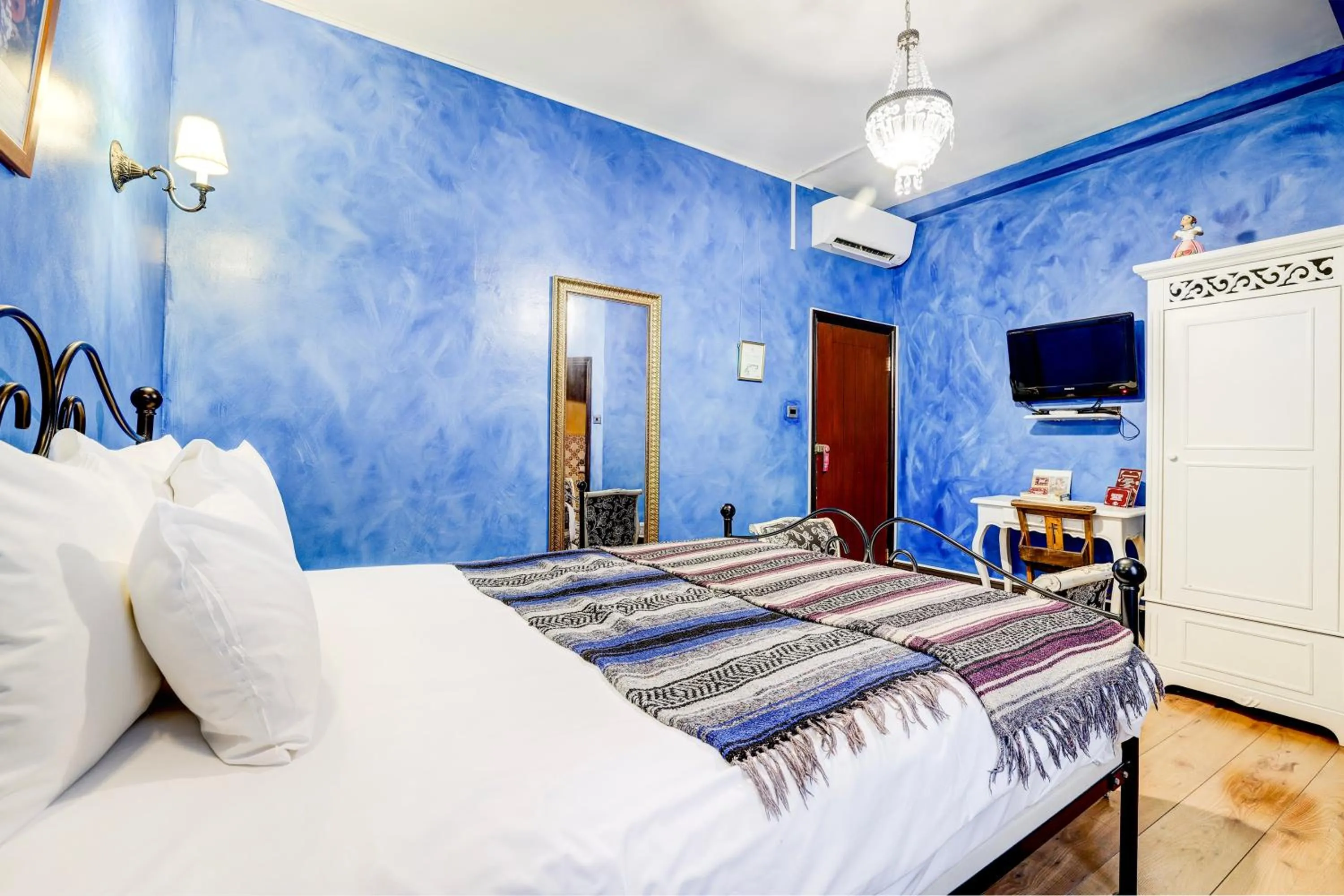 Bedroom, Bed in Church Street Hotel by Belvilla near The Oval London