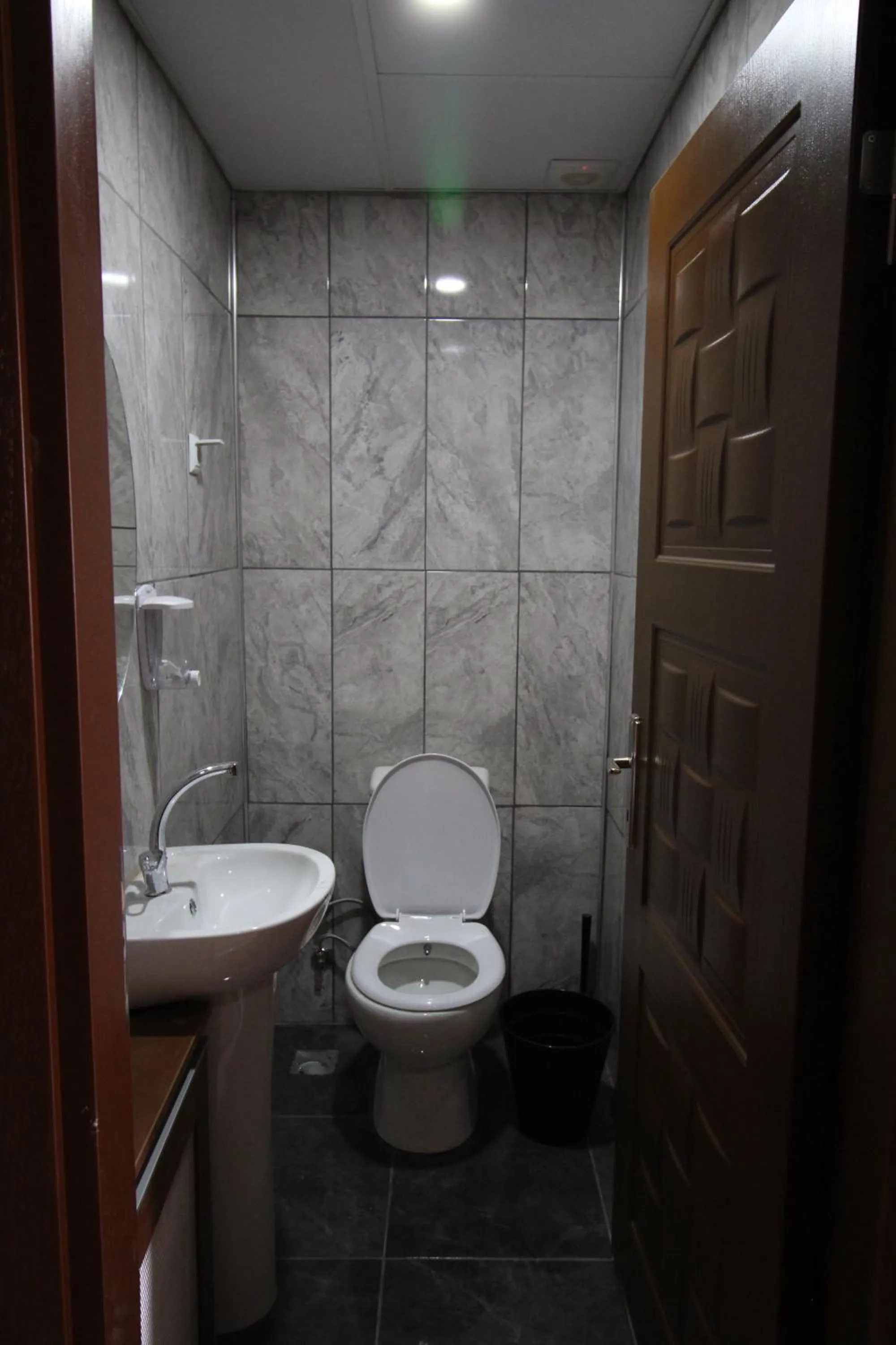 Toilet in Deeps Hostel Eskişehir