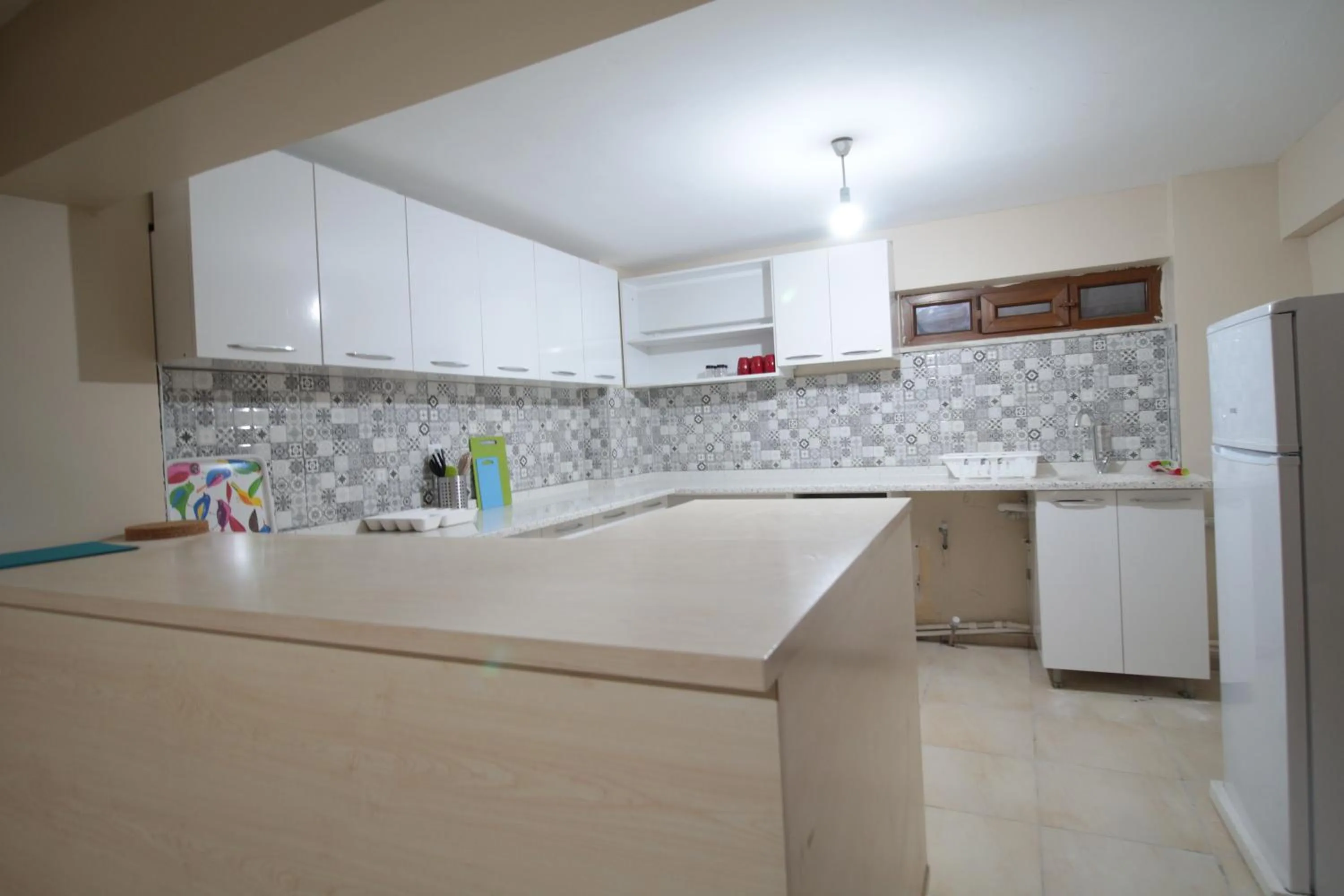 Kitchen or kitchenette in Deeps Hostel Eskişehir