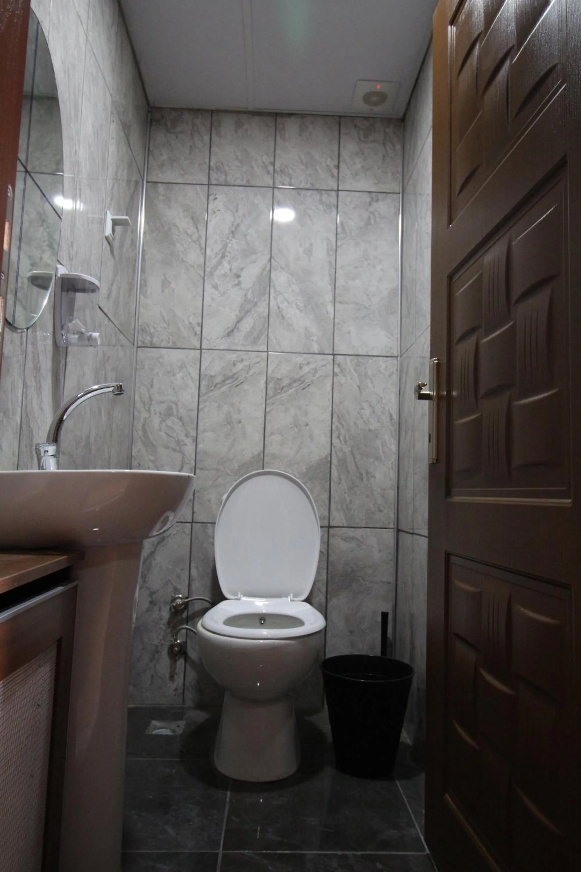 Toilet in Deeps Hostel Eskişehir