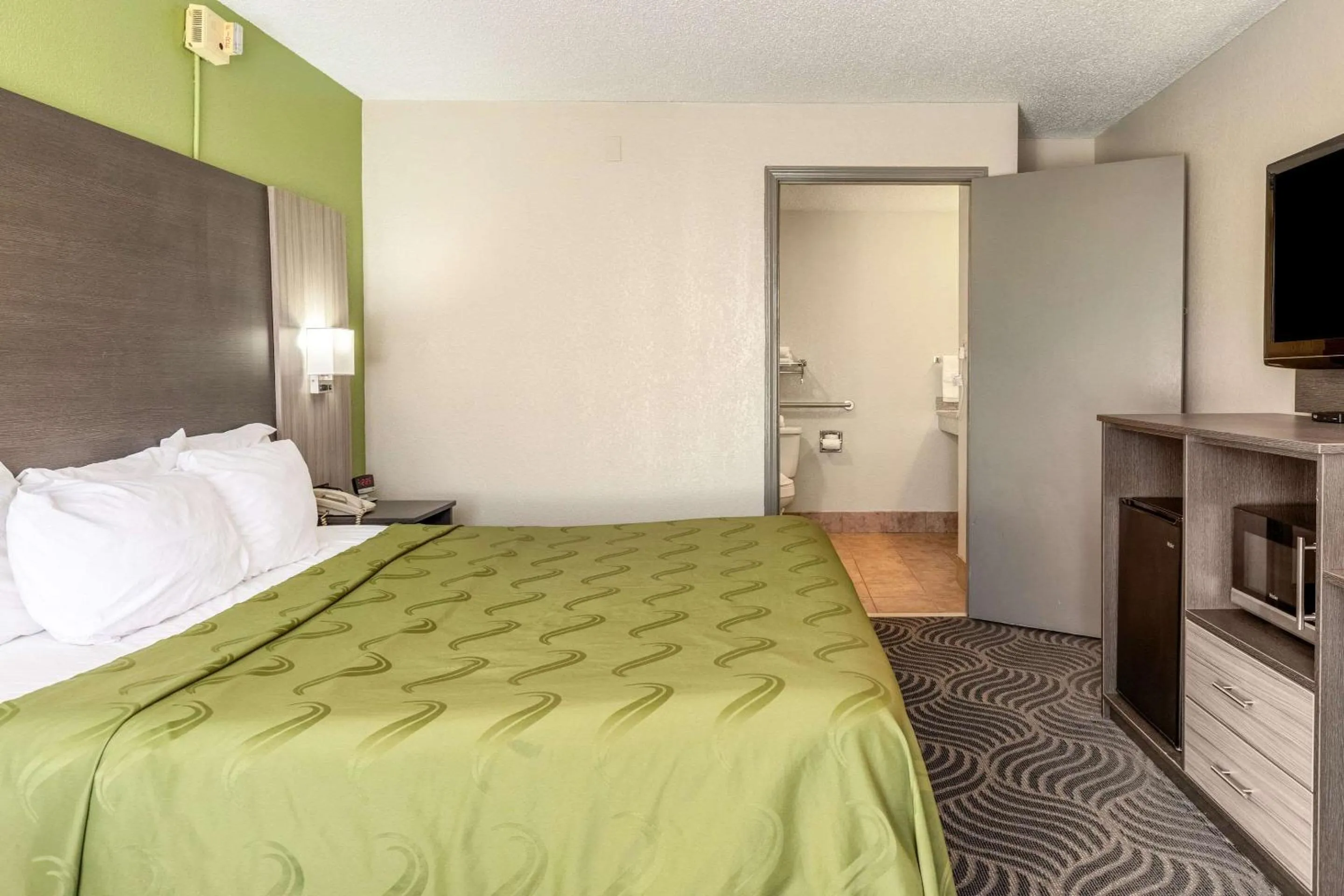 Photo of the whole room in Quality Inn Newport