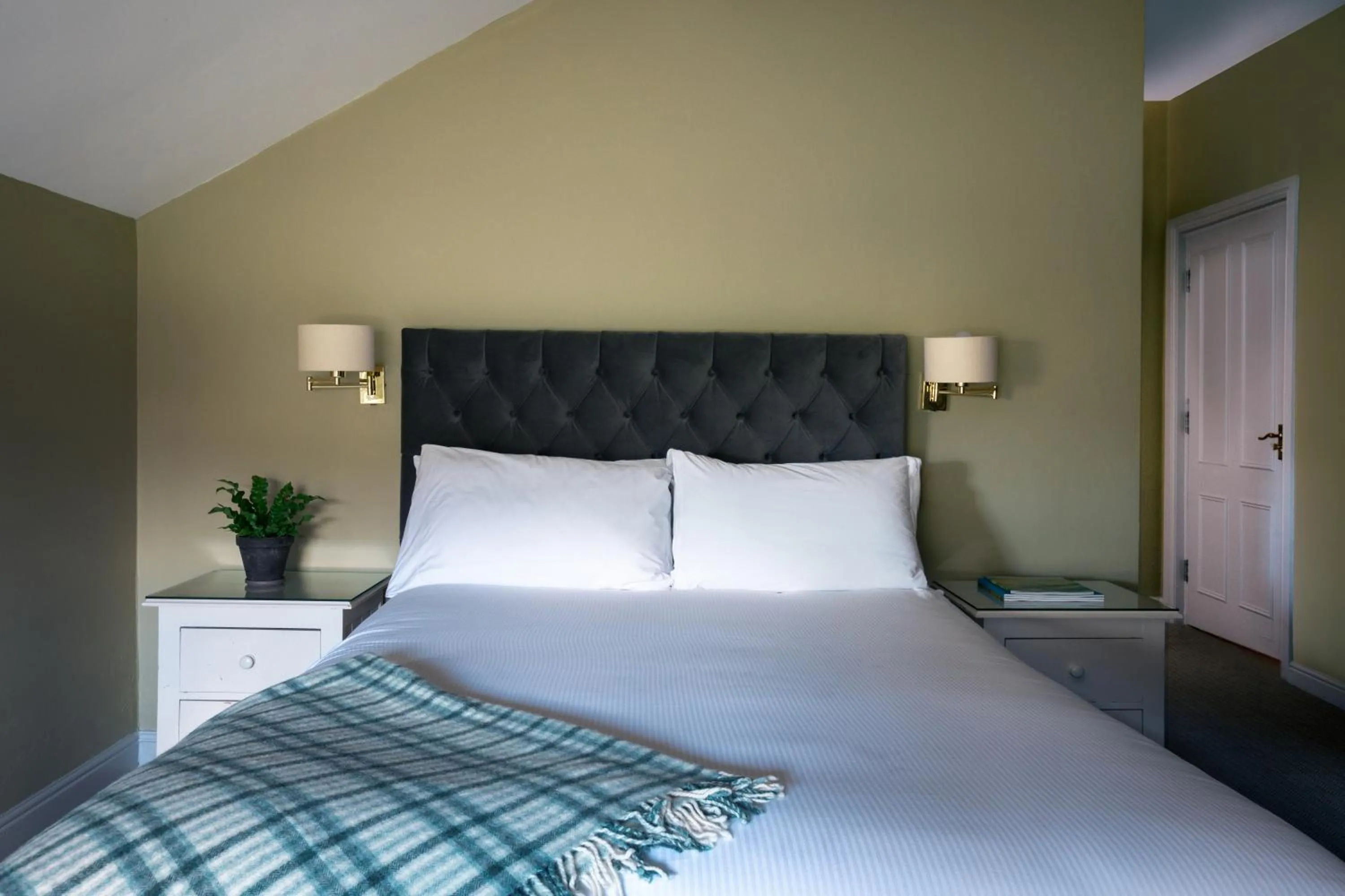 Bedroom, Bed in The Fell Hotel