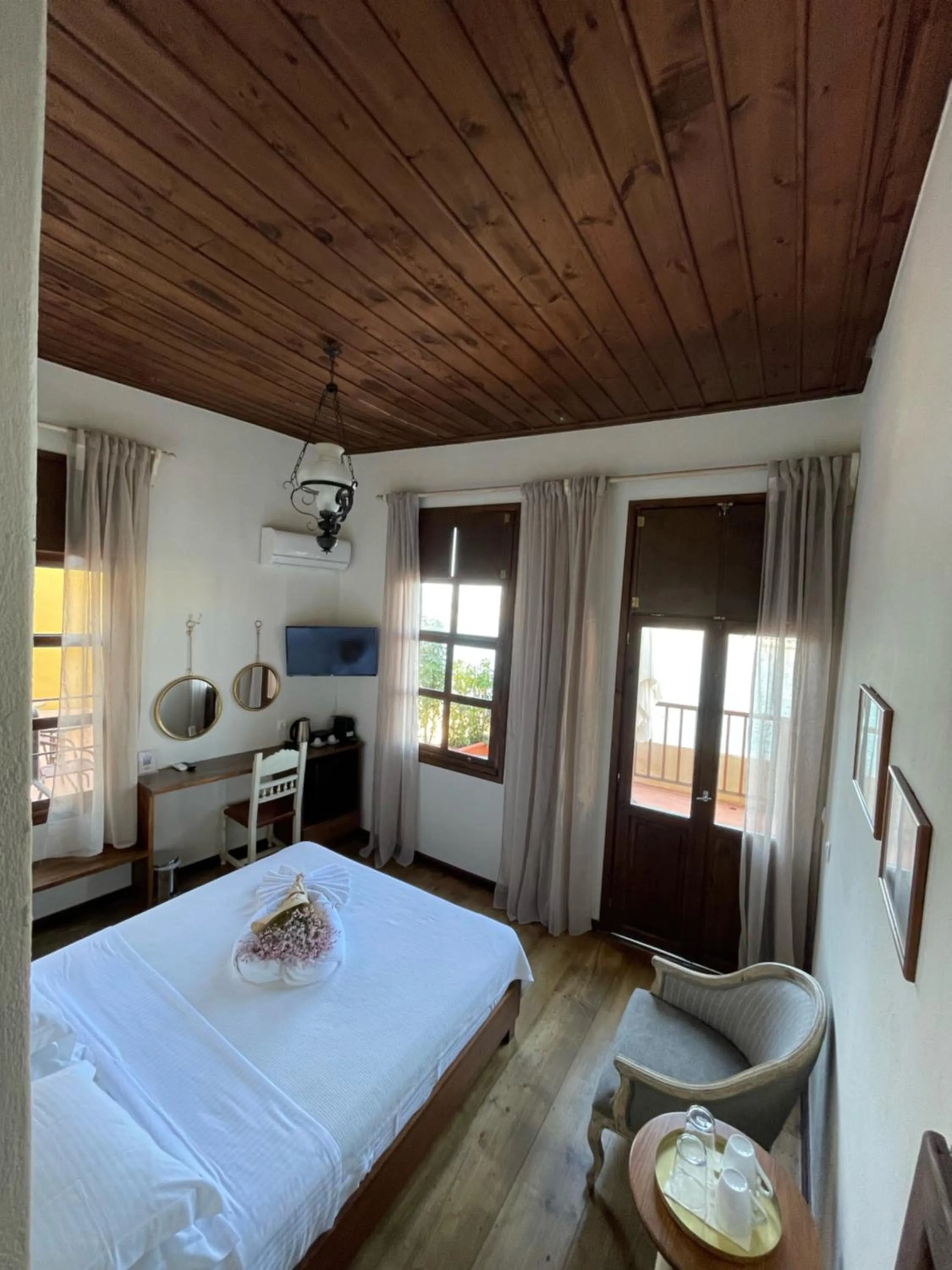 Photo of the whole room, Bed in Captain Vasilis Hotel