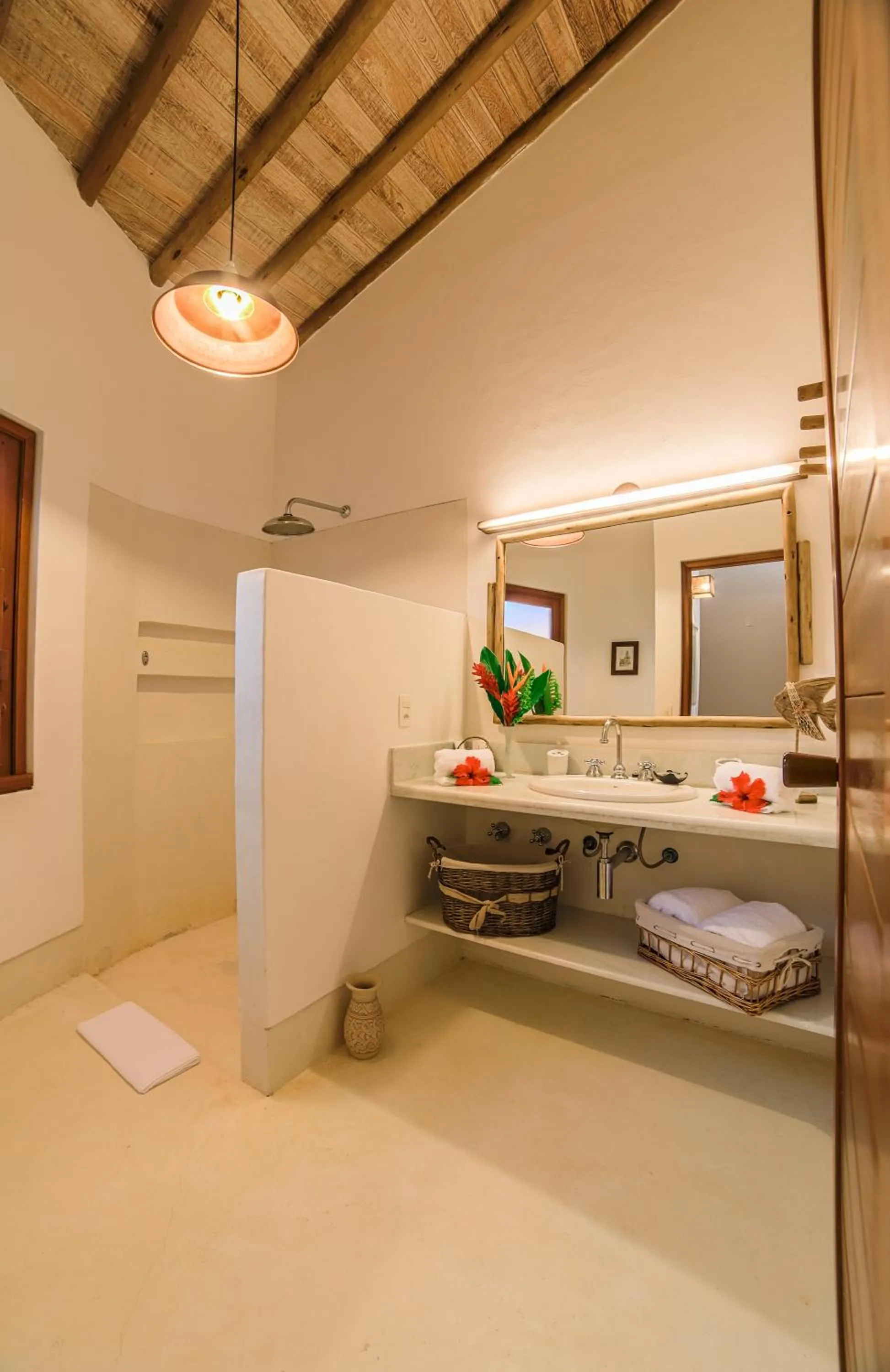 Bathroom, Bed in Hotel e Resort Villas de Trancoso