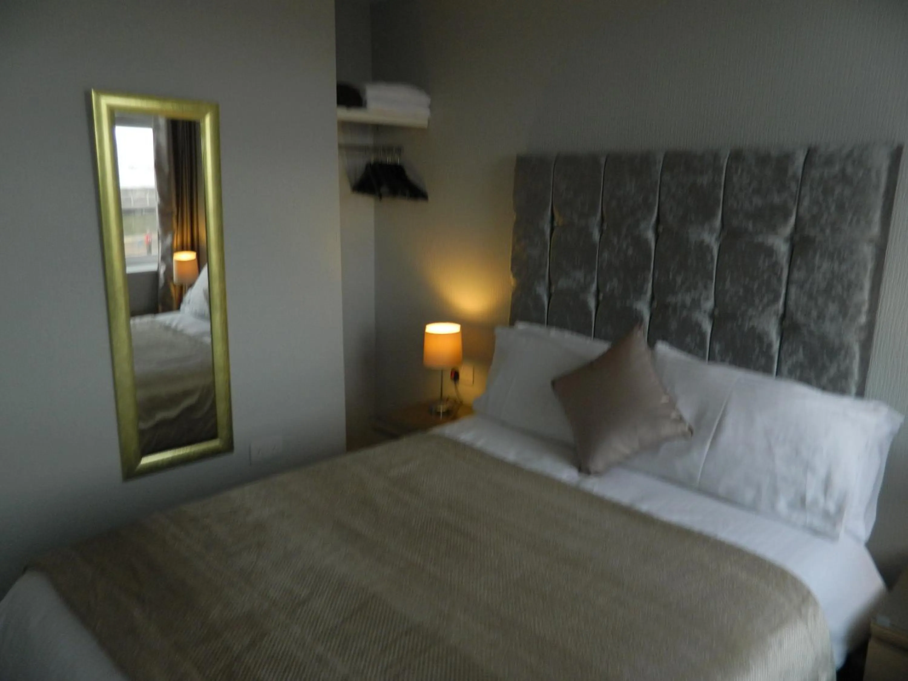 Bathroom, Bed in Ocean Bay