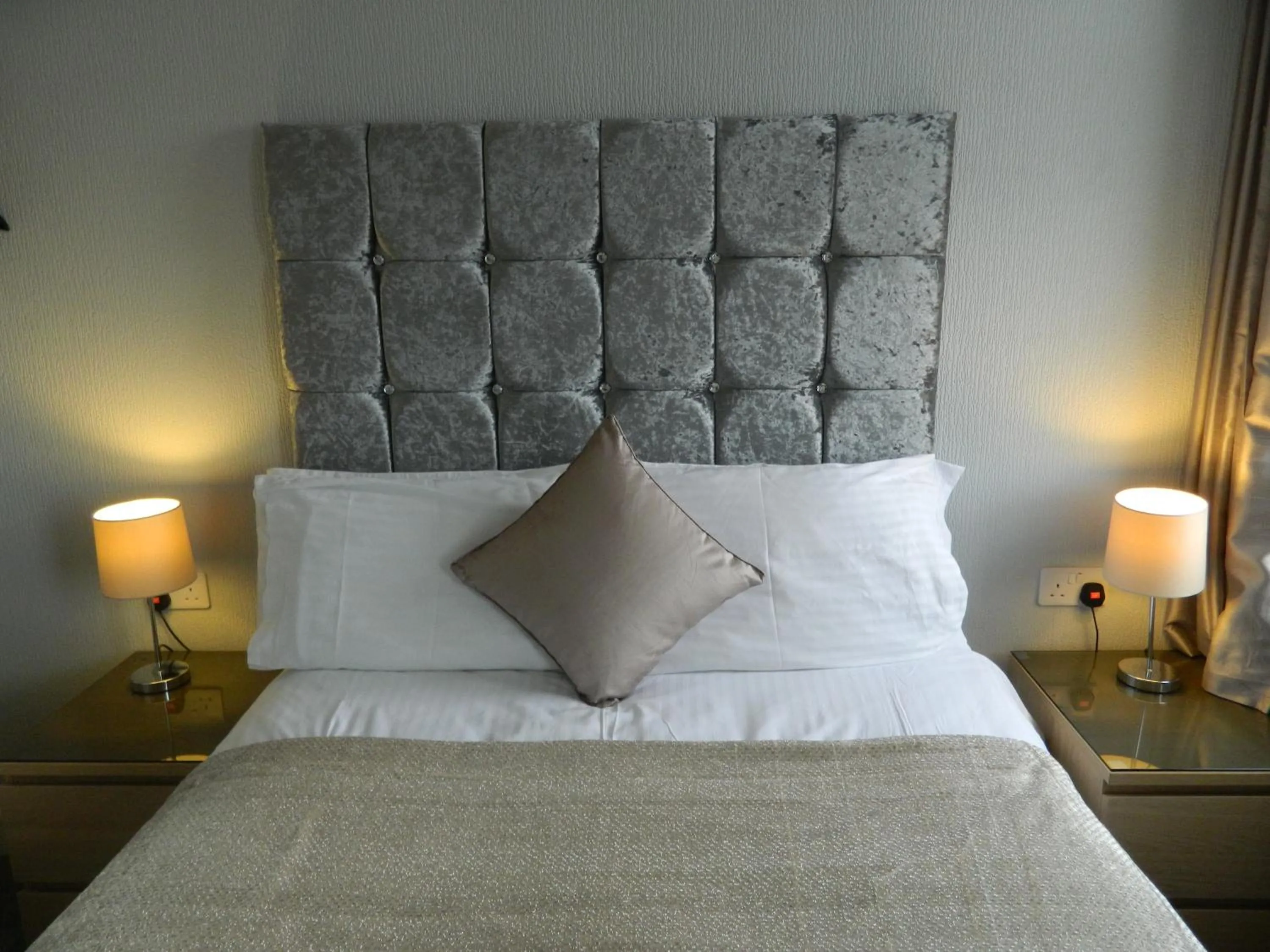 Bathroom, Bed in Ocean Bay