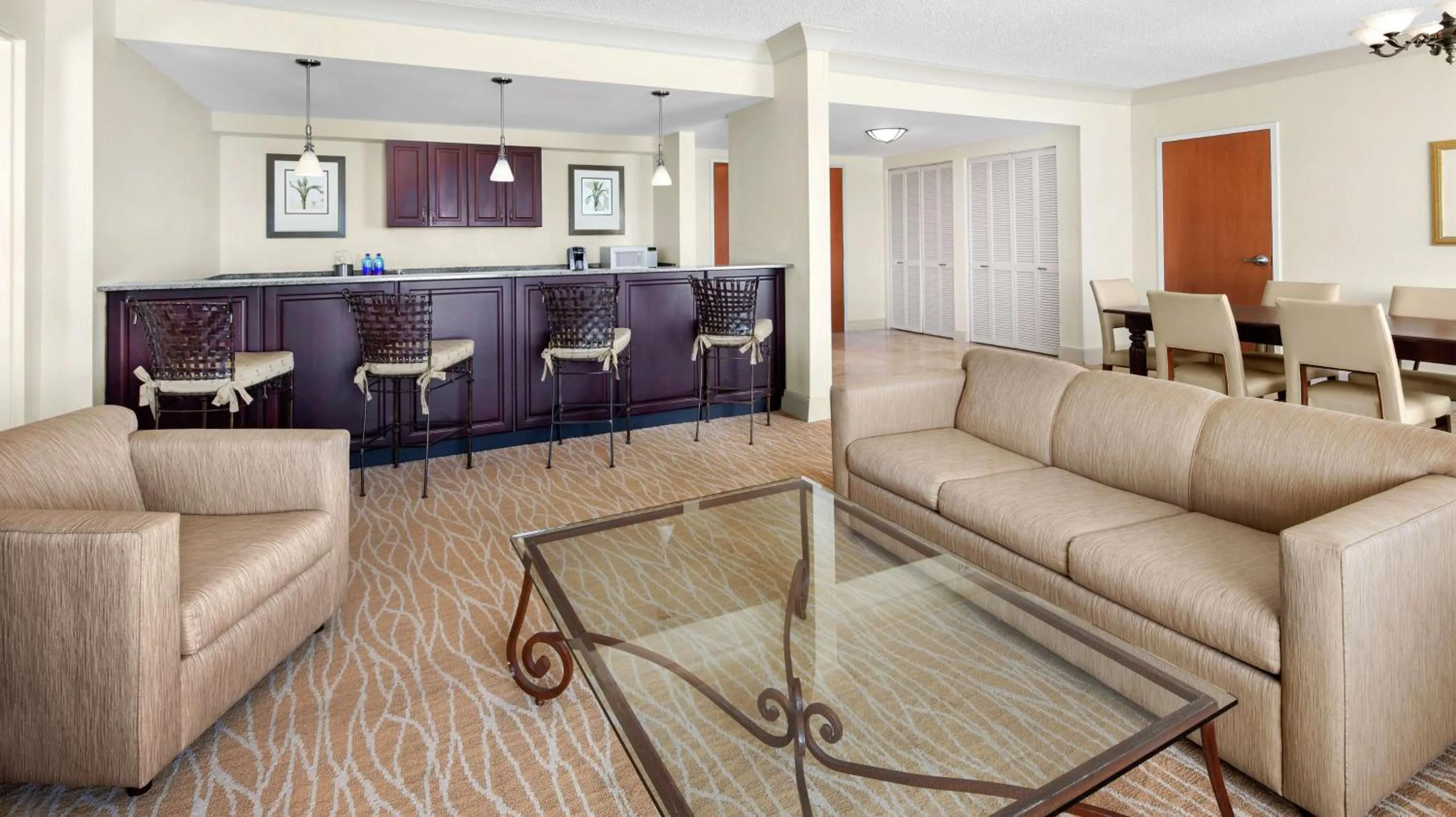Living room in DoubleTree by Hilton Sunrise - Sawgrass Mills