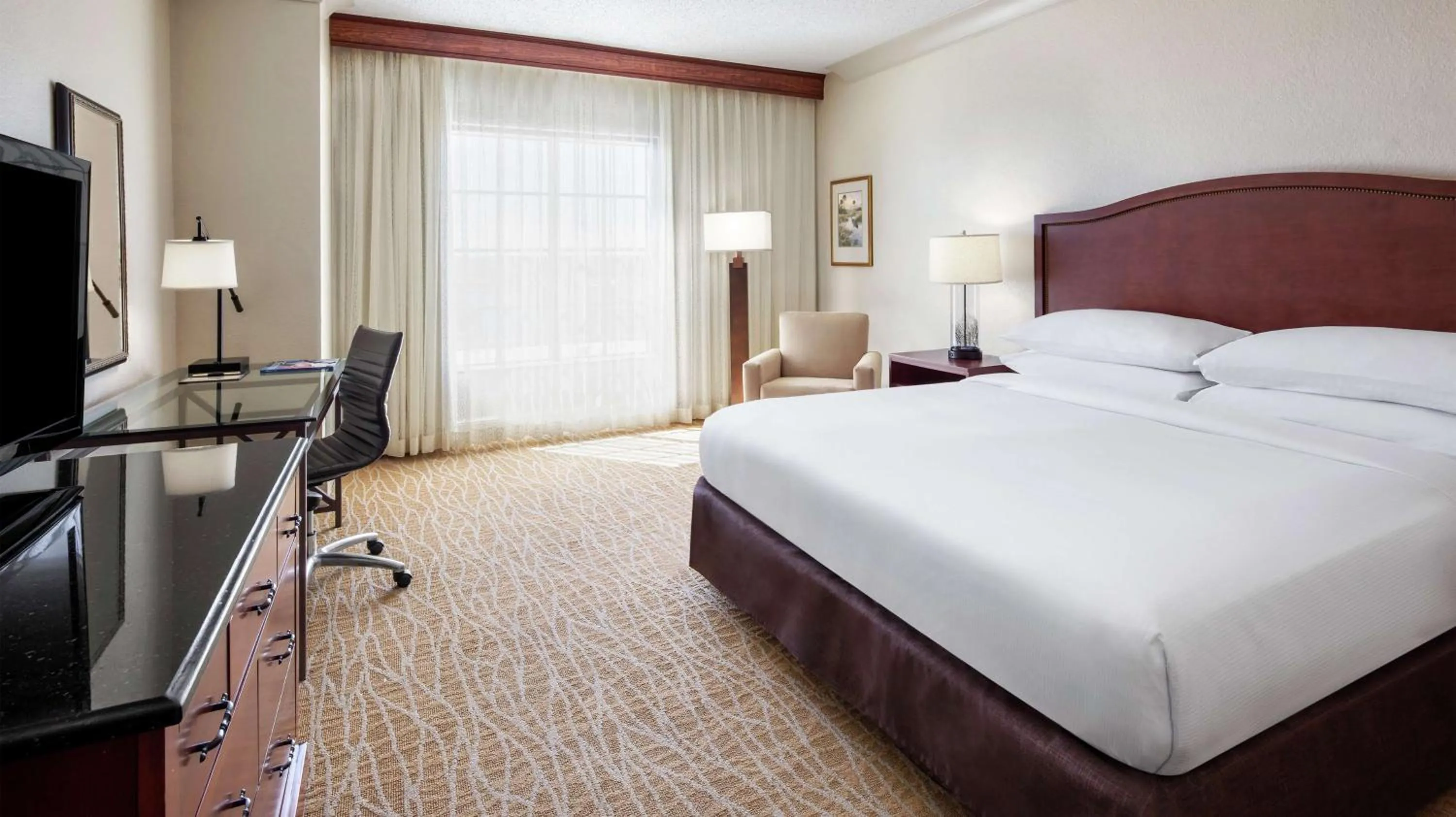 Bedroom, Bed in DoubleTree by Hilton Sunrise - Sawgrass Mills