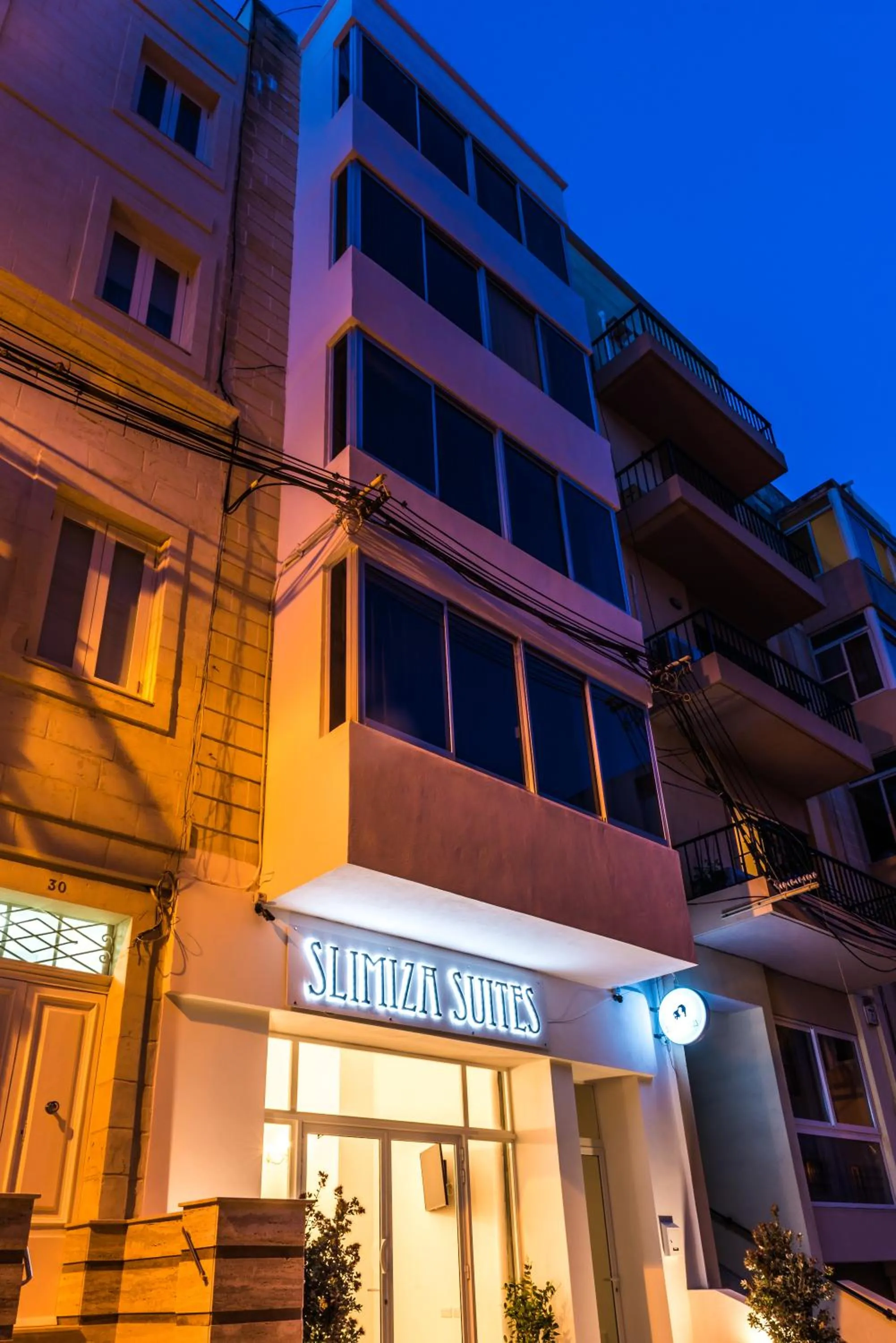 Facade/entrance in Slimiza Suites