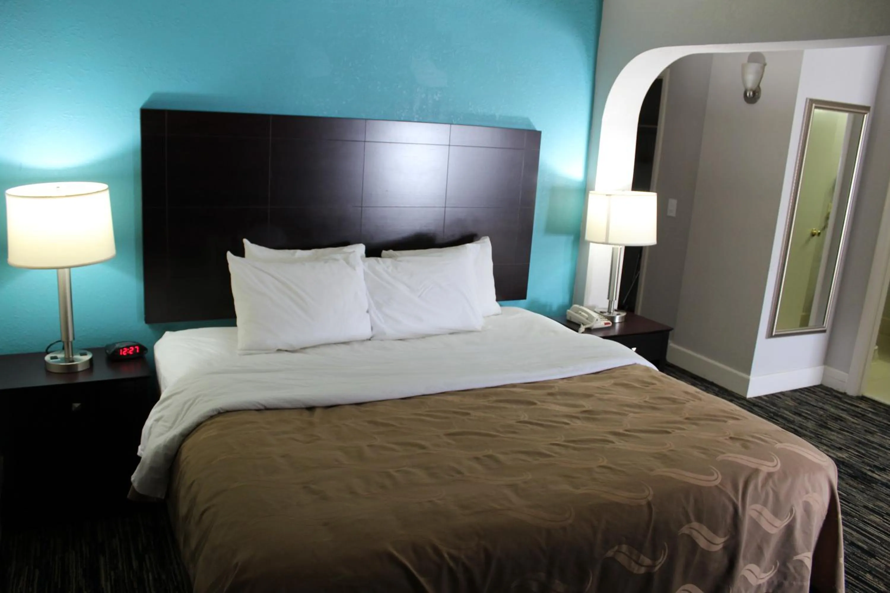 Bed in Quality Inn Crossville Near Cumberland Mountain State Park