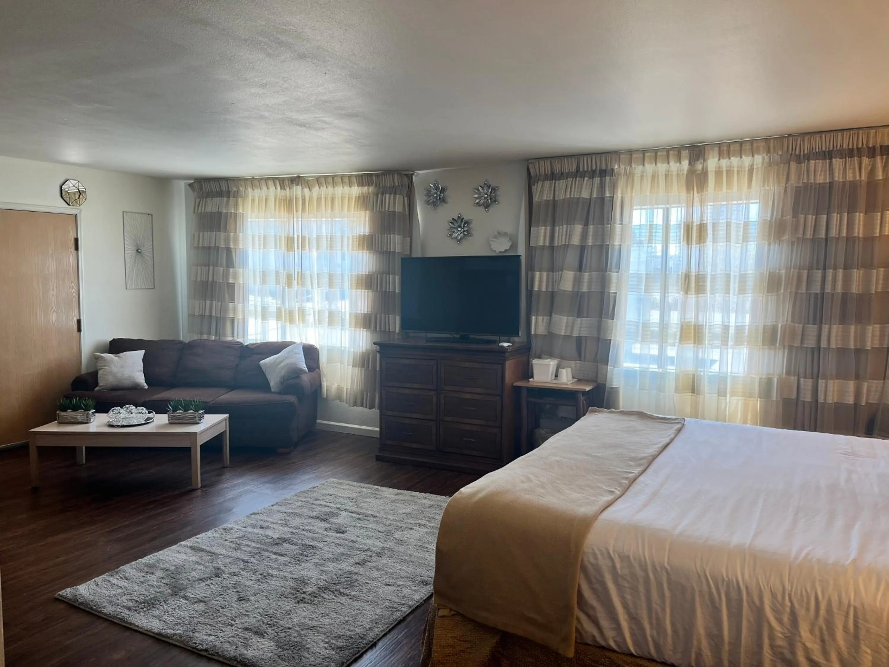 Bed in Ramada Downtown by Wyndham Anchorage
