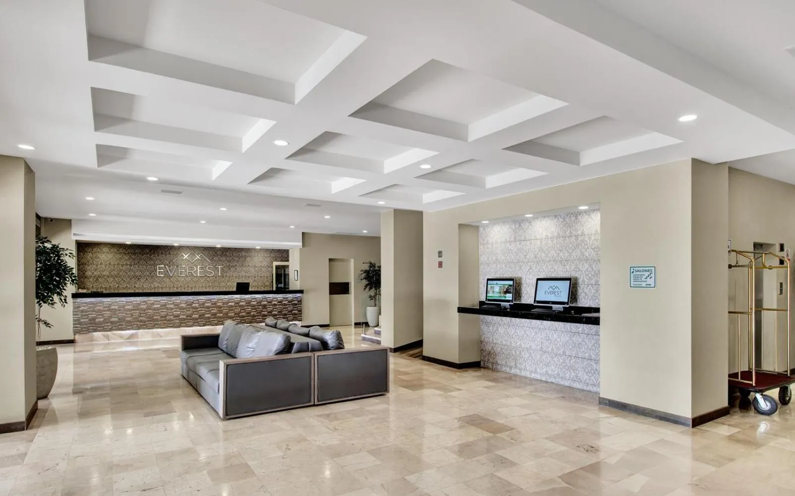 Lobby or reception in Everest Ciudad Victoria
