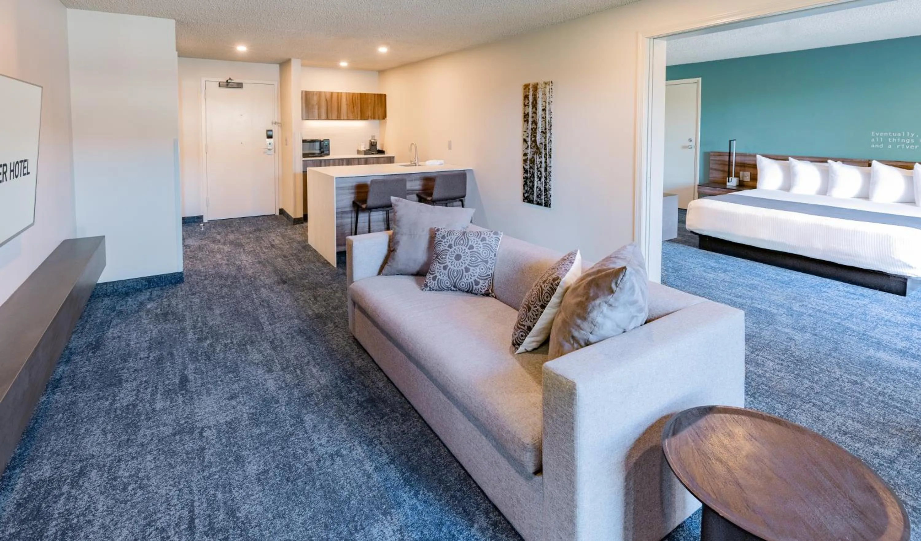 Living room, Bed in Ruby River Hotel