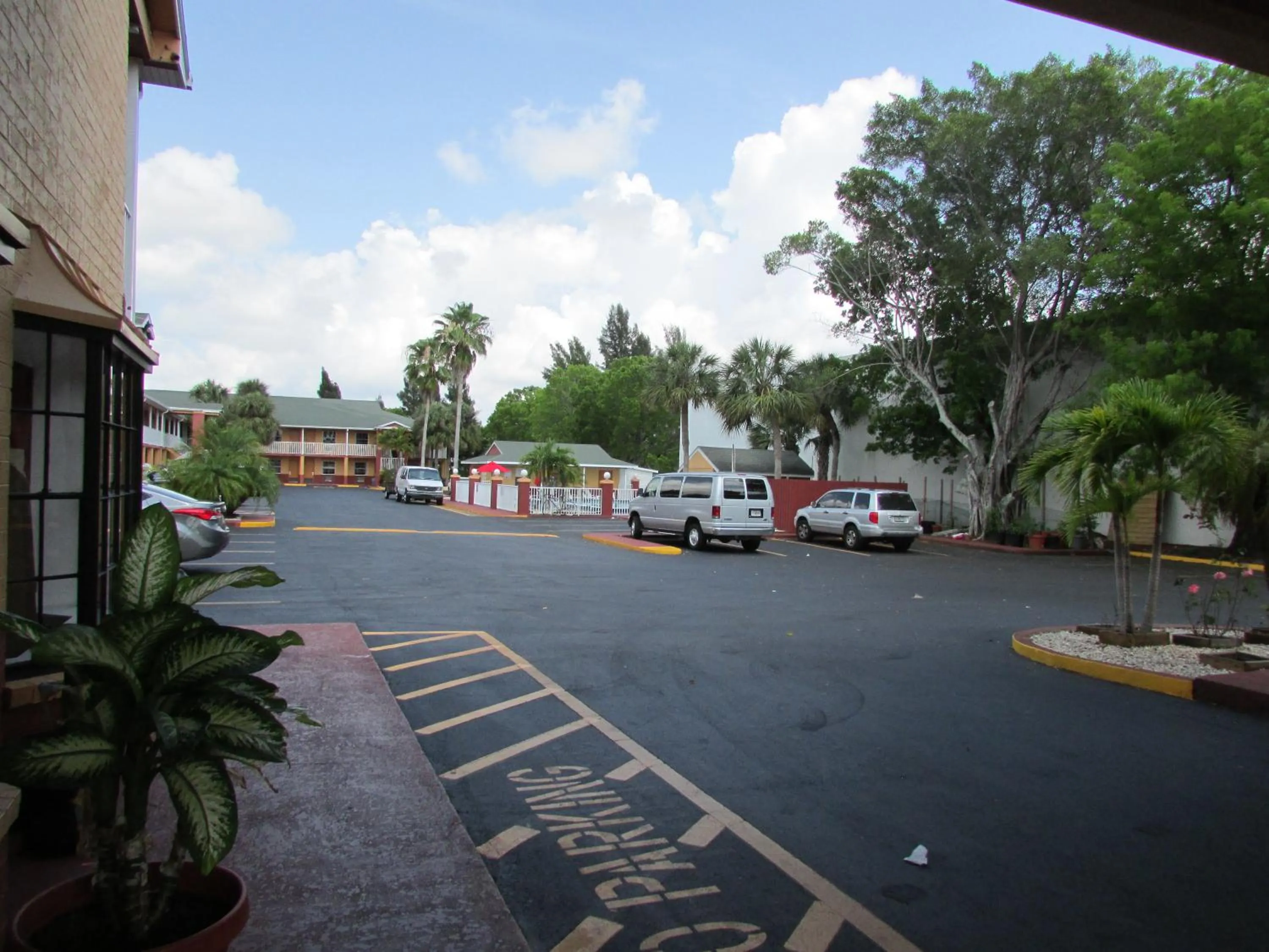 Property building in Howard Johnson by Wyndham Ft. Myers FL