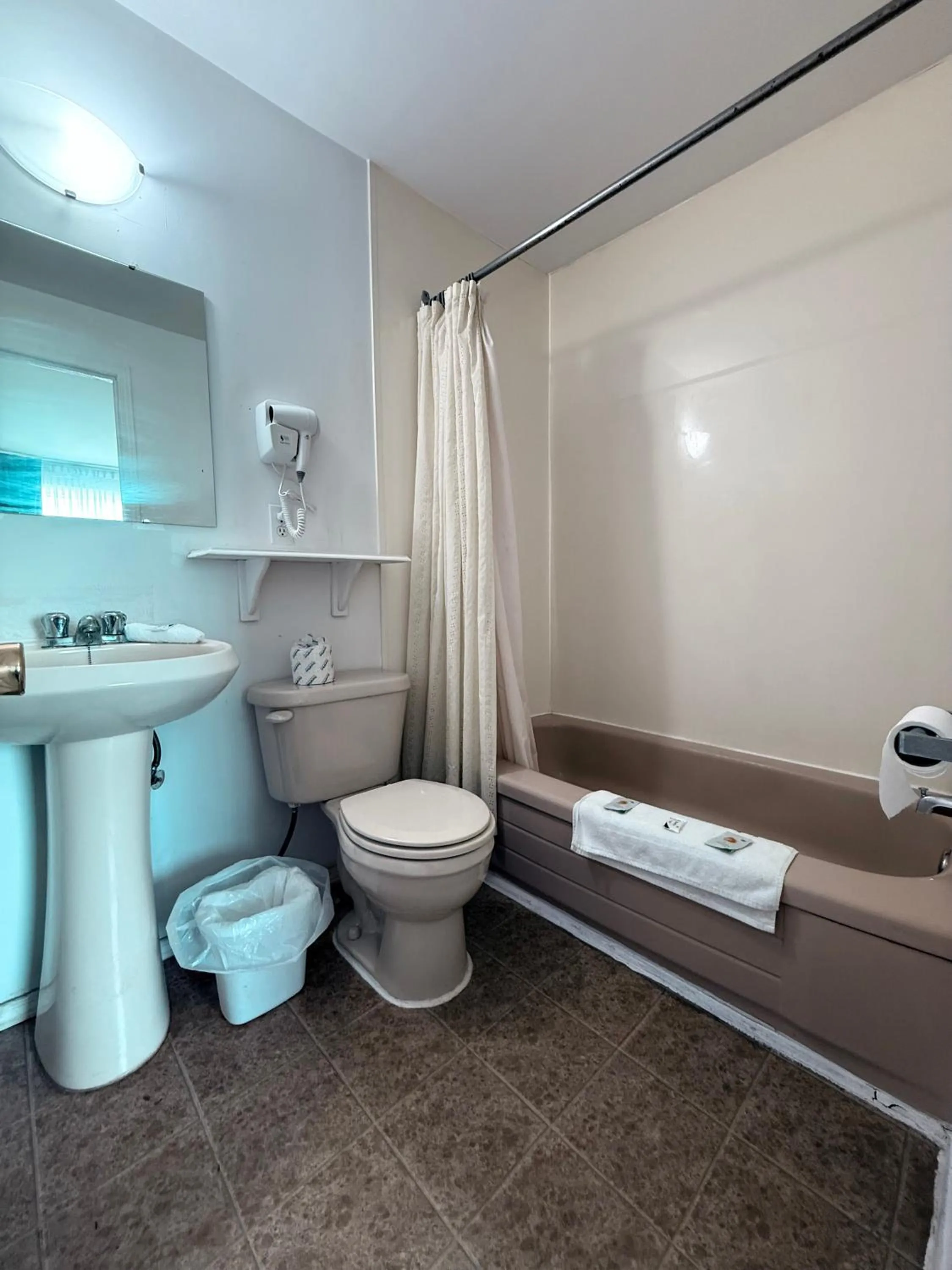 Bathroom in Guest Inn Motel