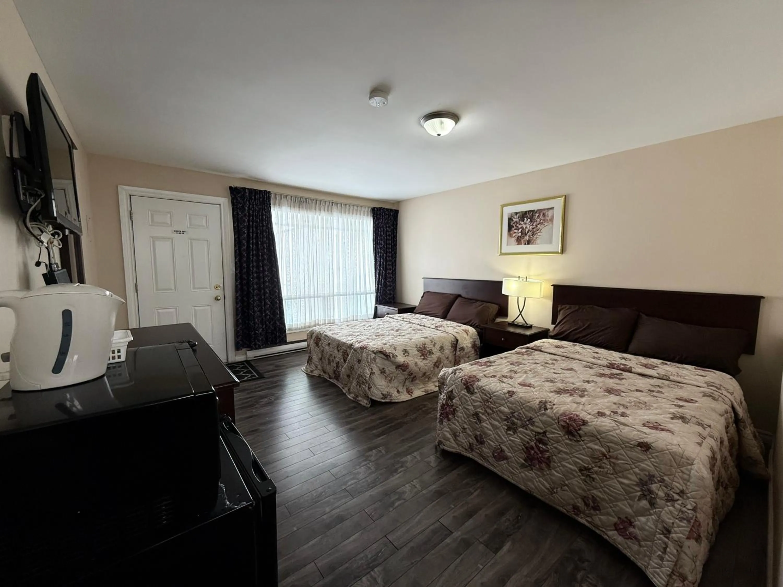 Bed in Guest Inn Motel