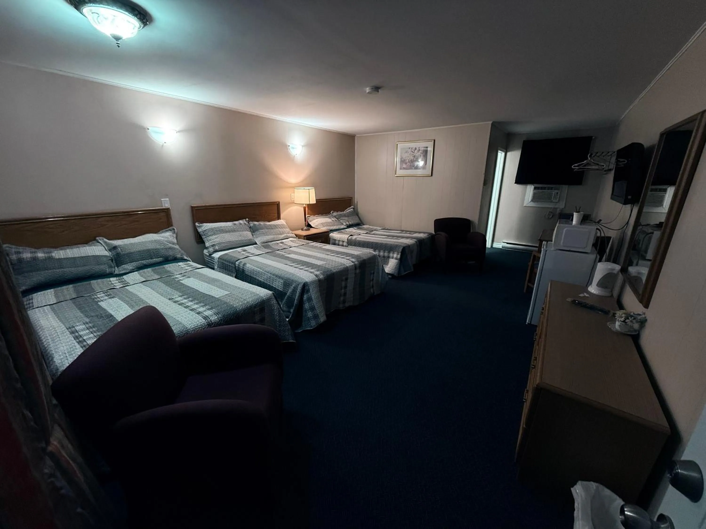 Bed in Guest Inn Motel