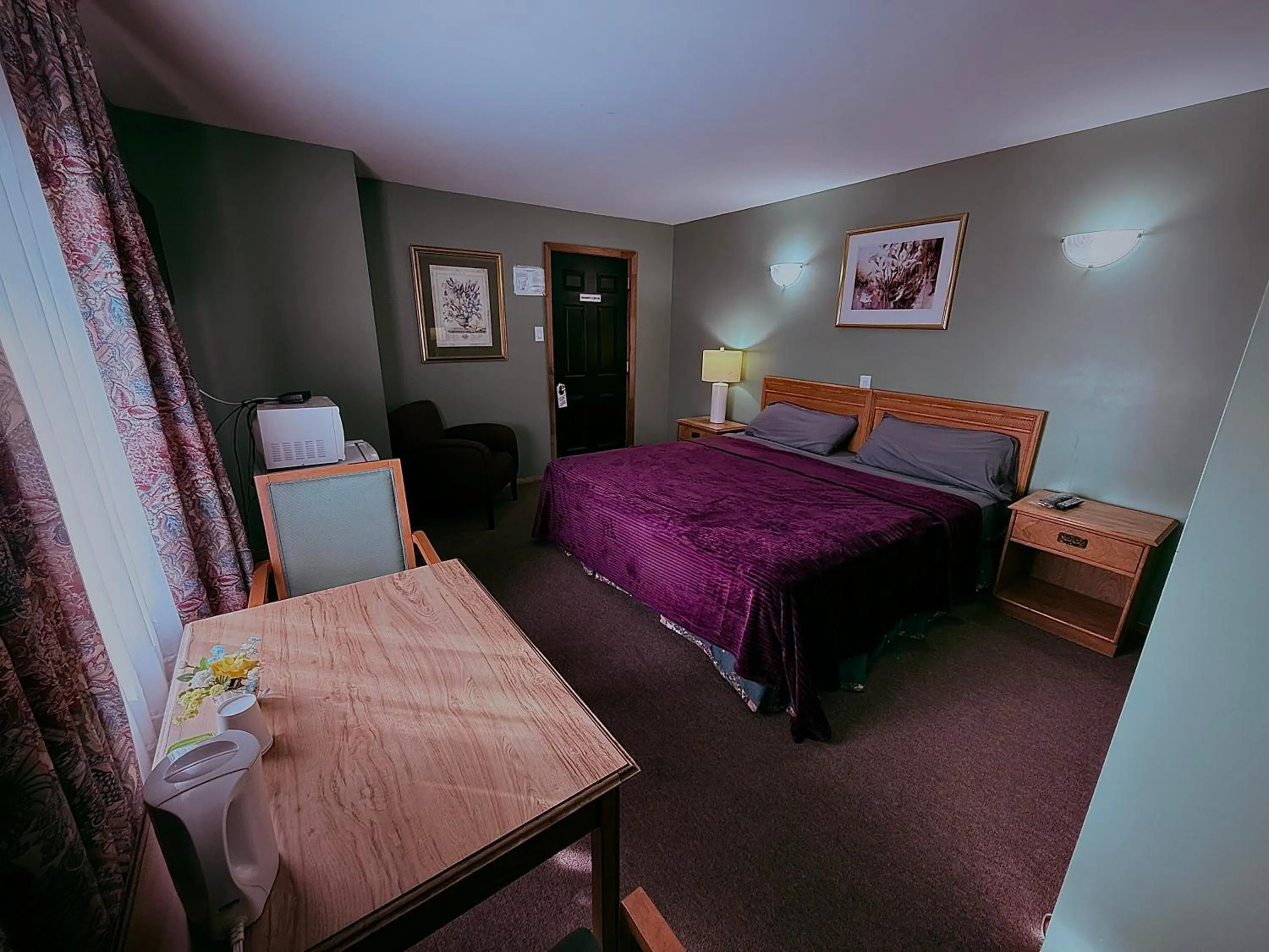 Bed in Guest Inn Motel