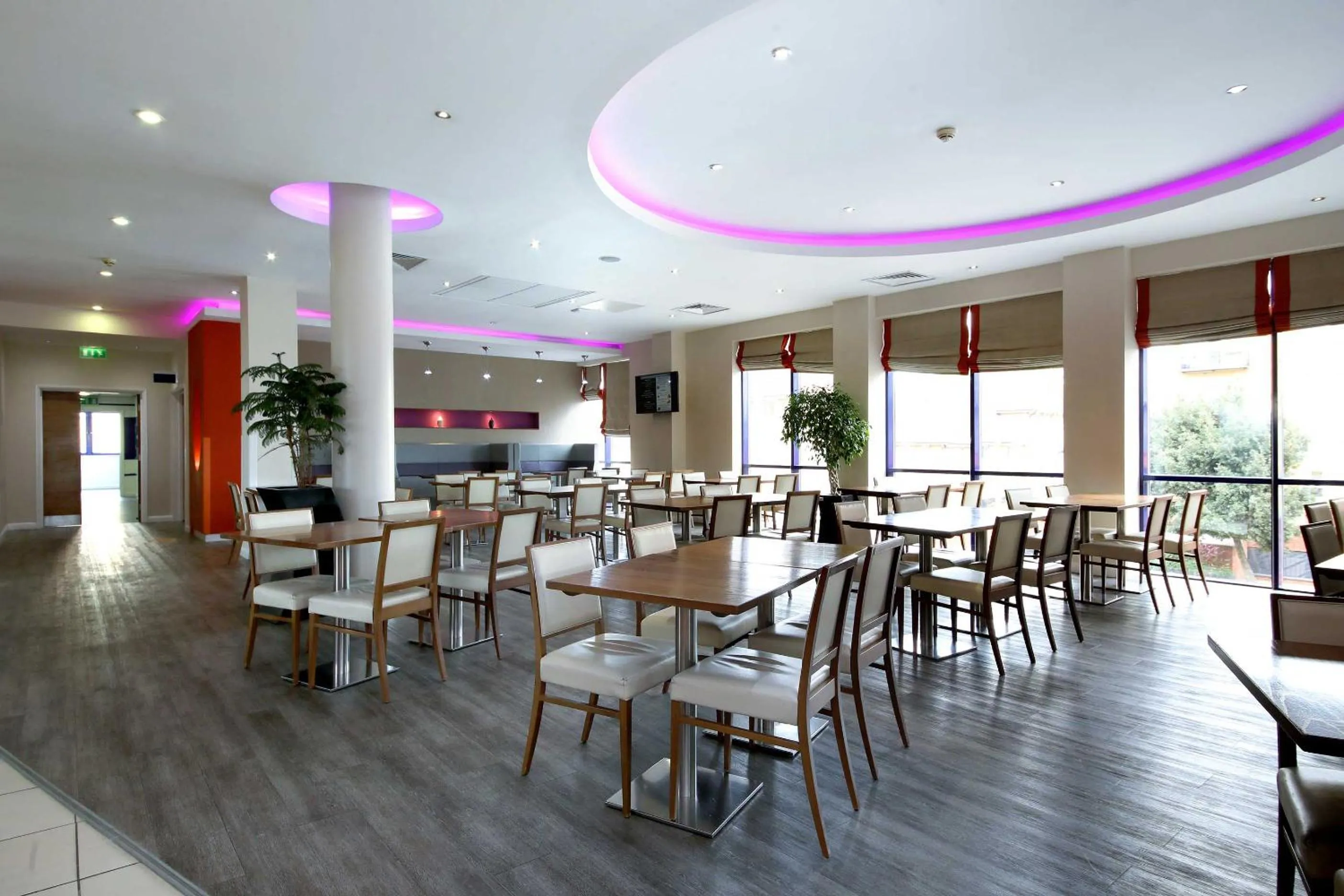 Buffet breakfast, Restaurant/Places to Eat in Holiday Inn Express London - Newbury Park, an IHG Hotel