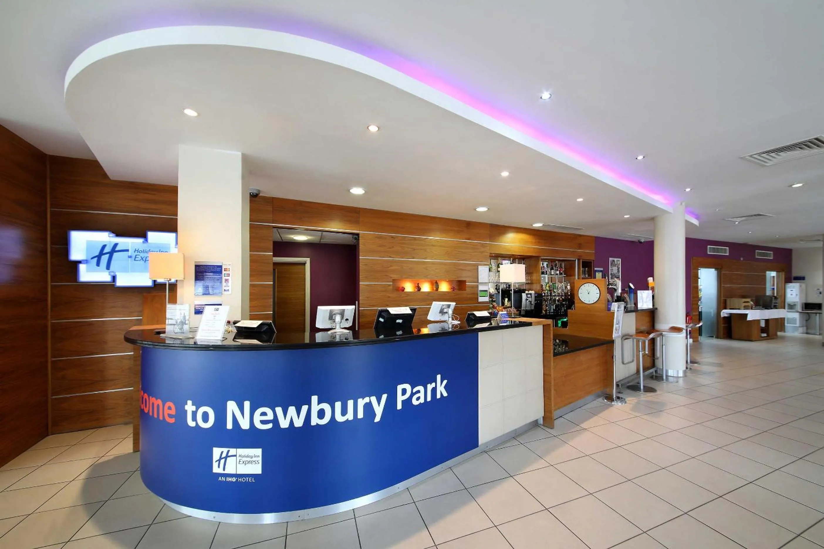 Lobby or reception in Holiday Inn Express London - Newbury Park, an IHG Hotel
