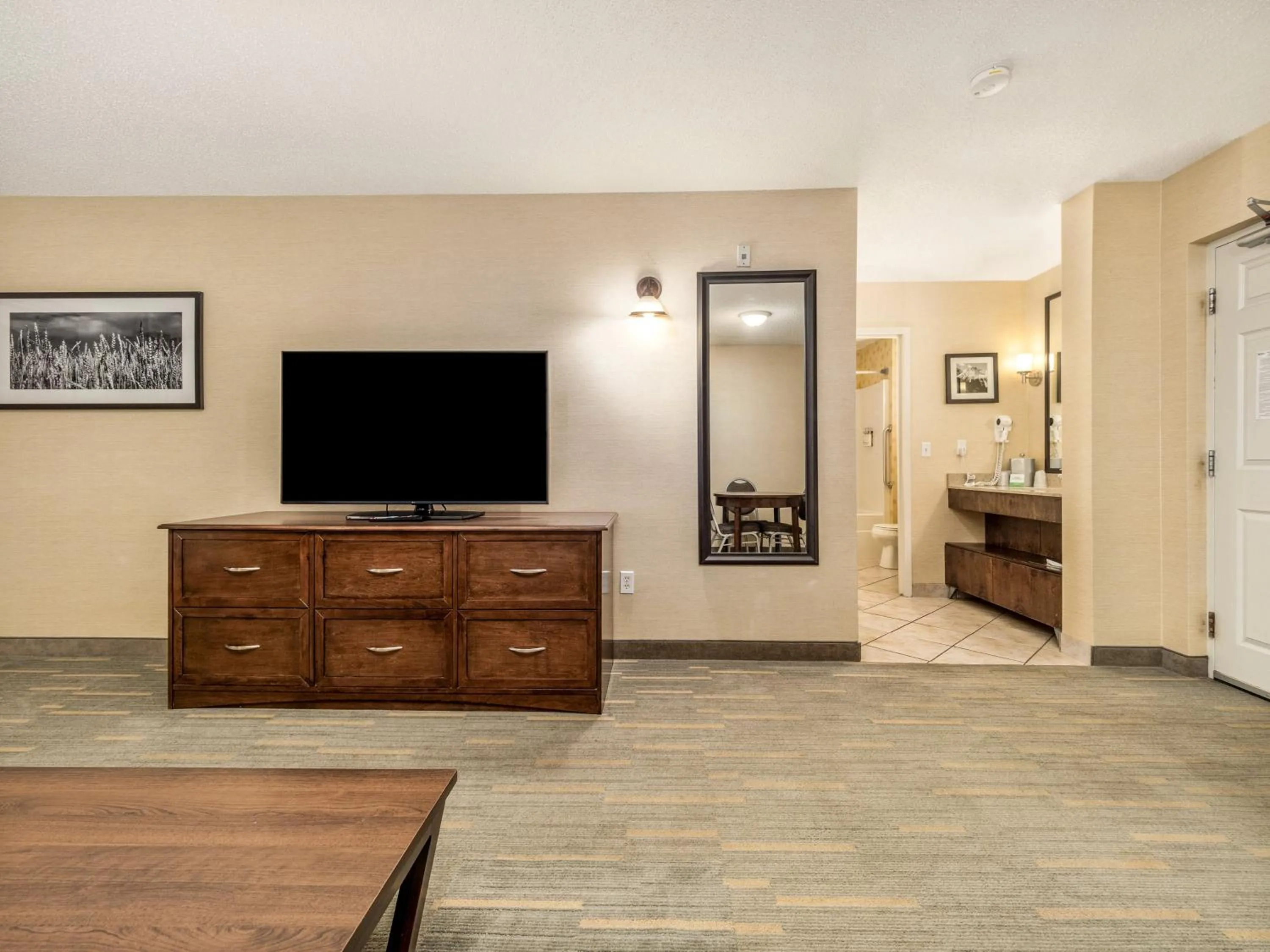 Photo of the whole room in Holiday Inn Lethbridge by IHG
