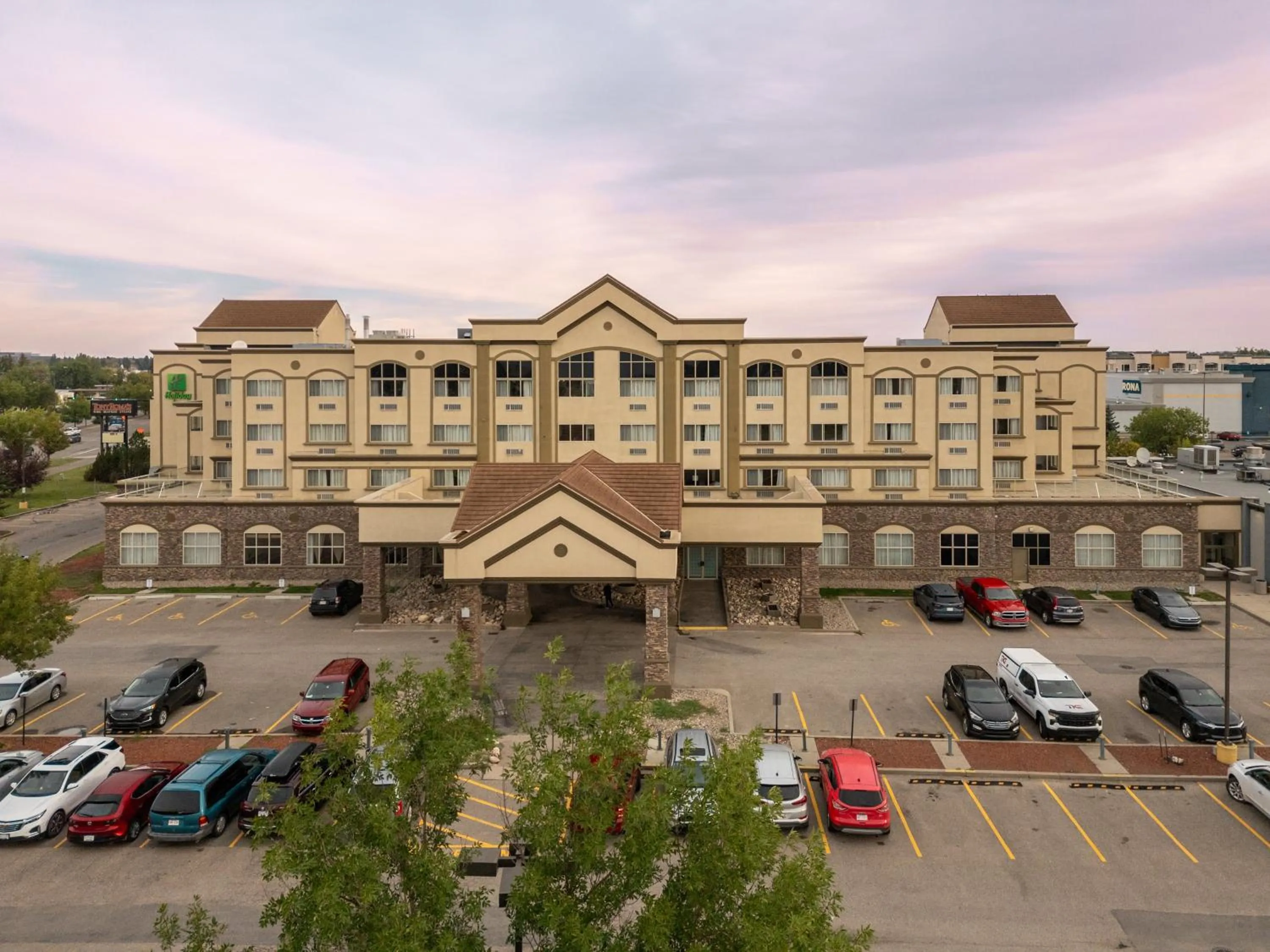 Property building in Holiday Inn Lethbridge by IHG
