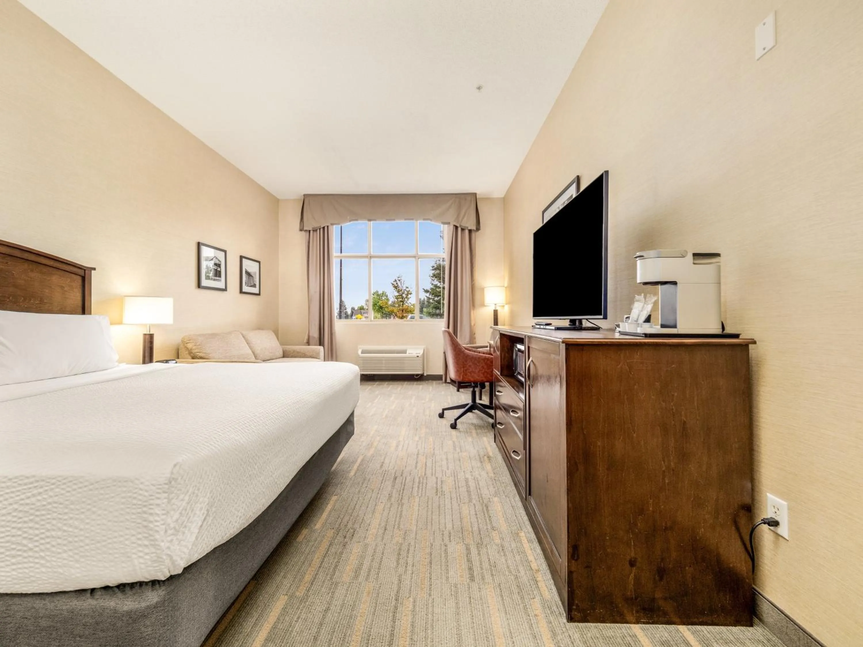 Photo of the whole room, Bed in Holiday Inn Lethbridge by IHG