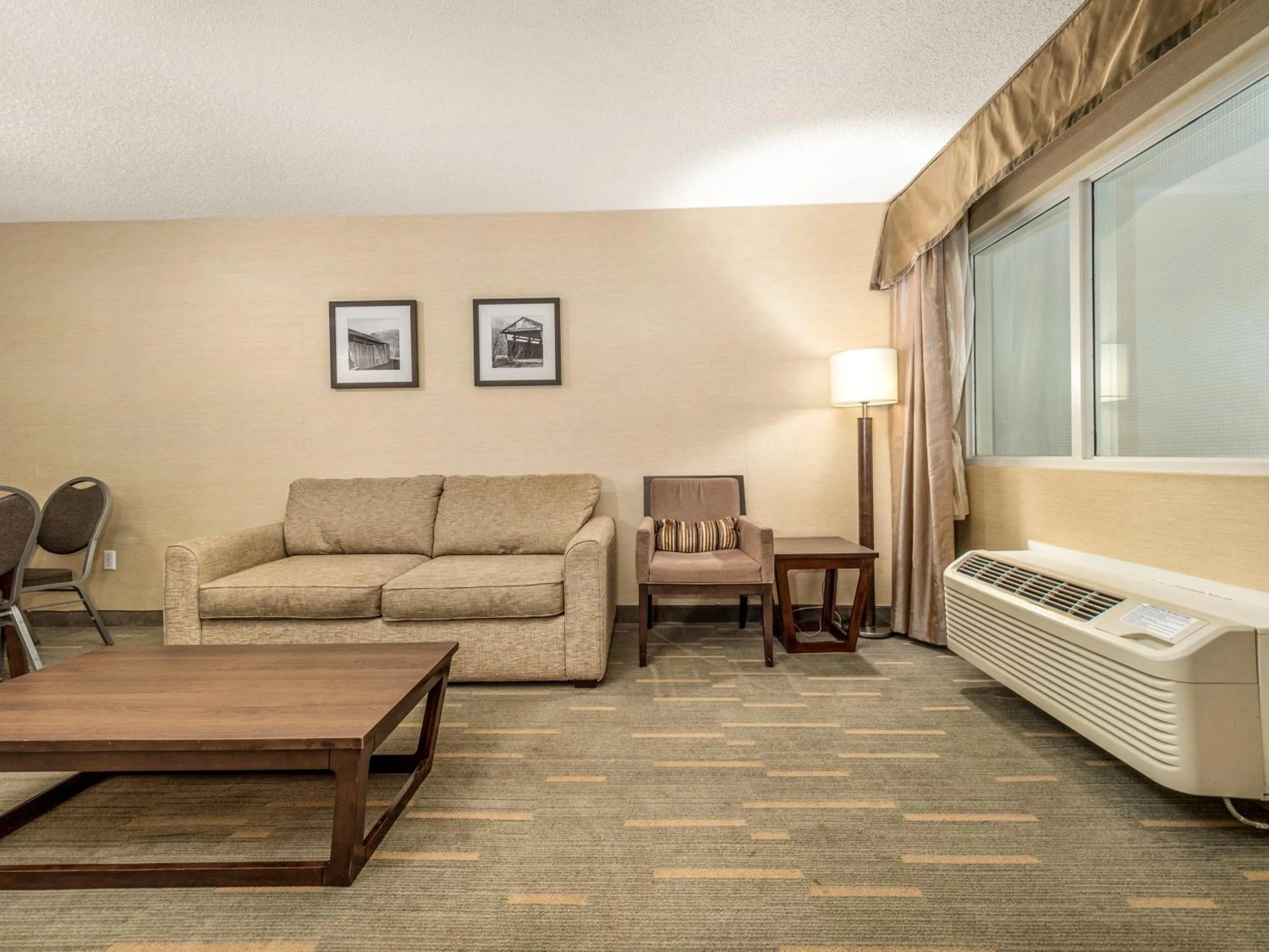 Photo of the whole room in Holiday Inn Lethbridge by IHG