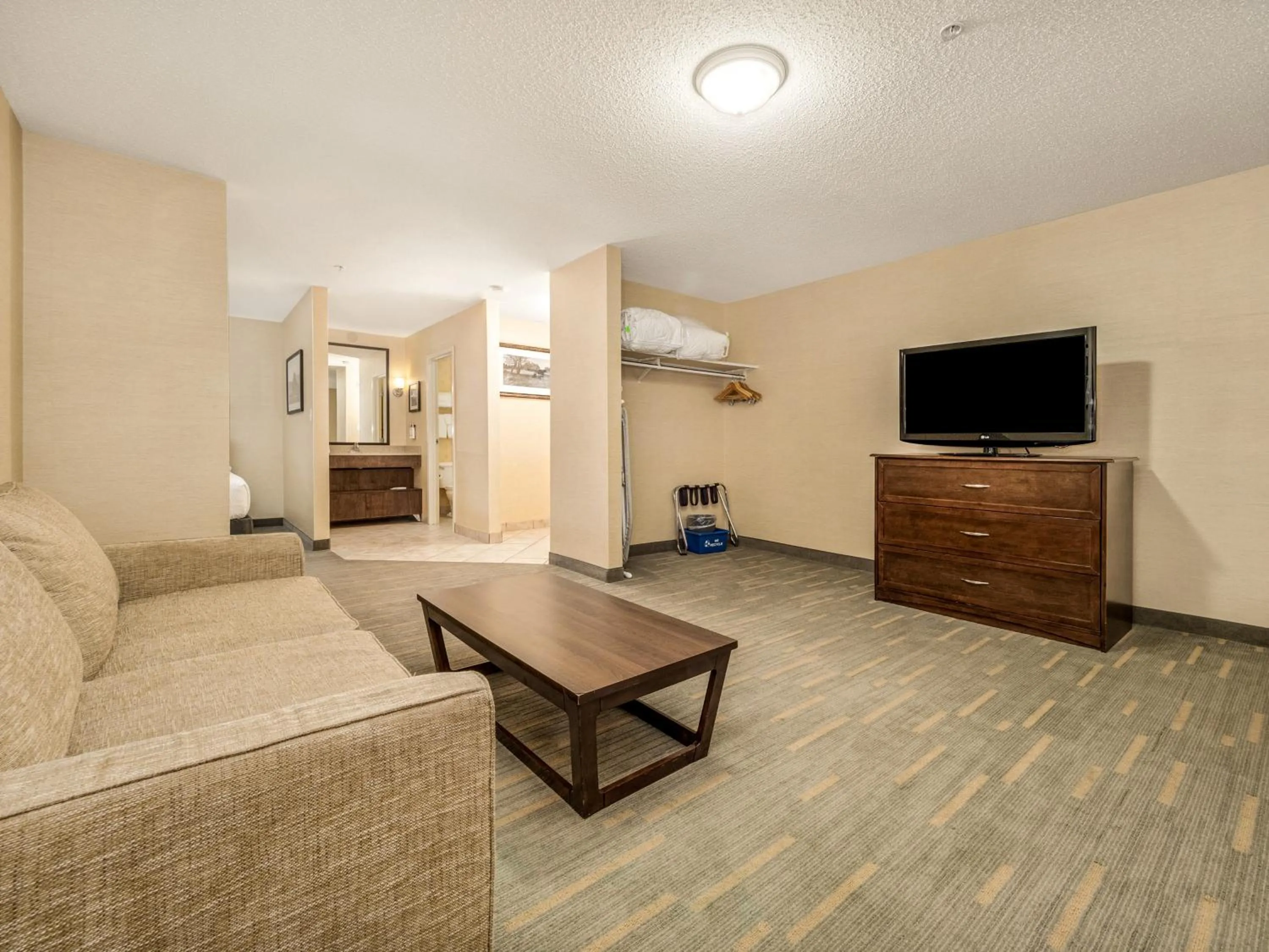 Living room in Holiday Inn Lethbridge by IHG