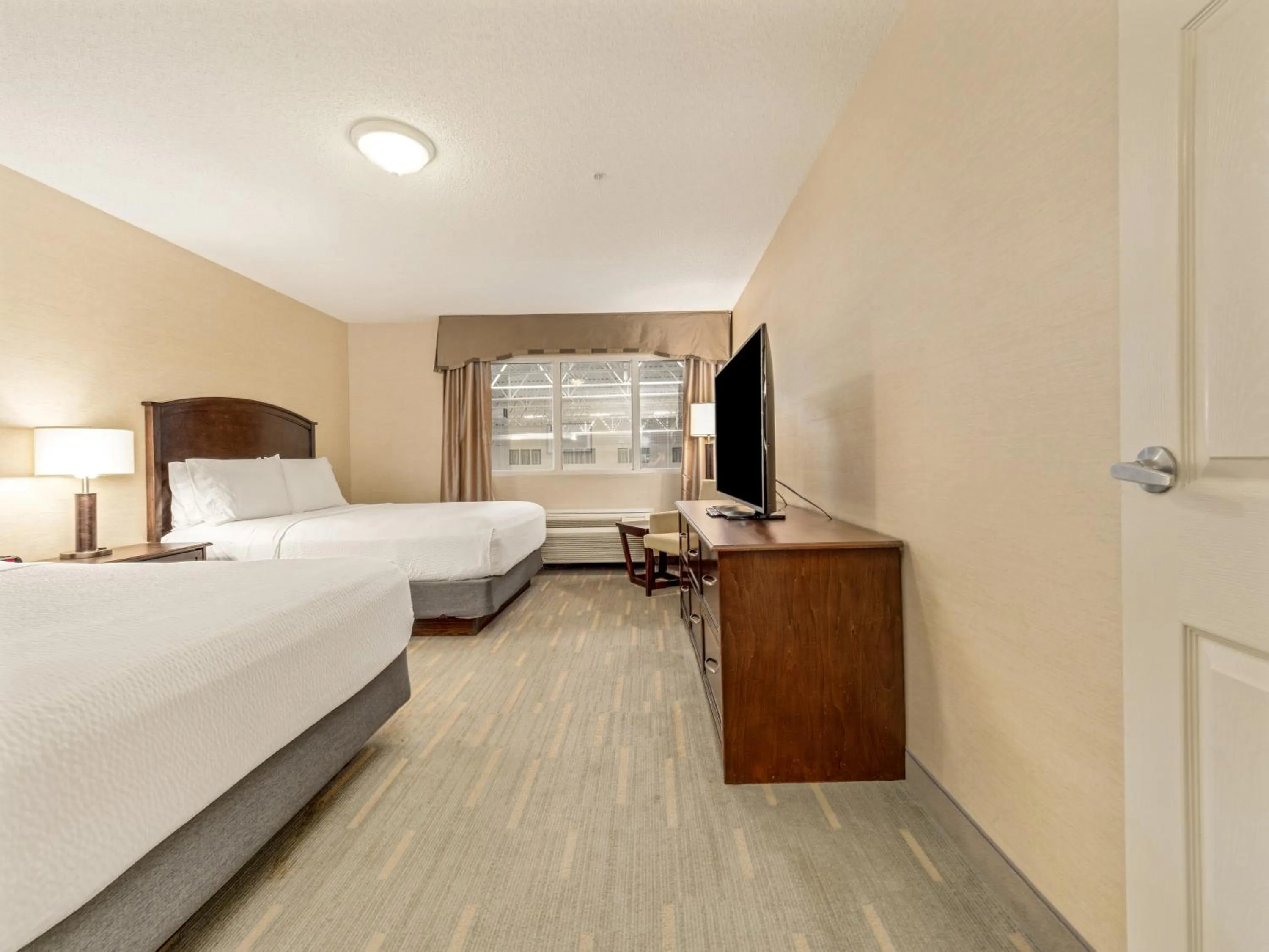 Bed in Holiday Inn Lethbridge by IHG
