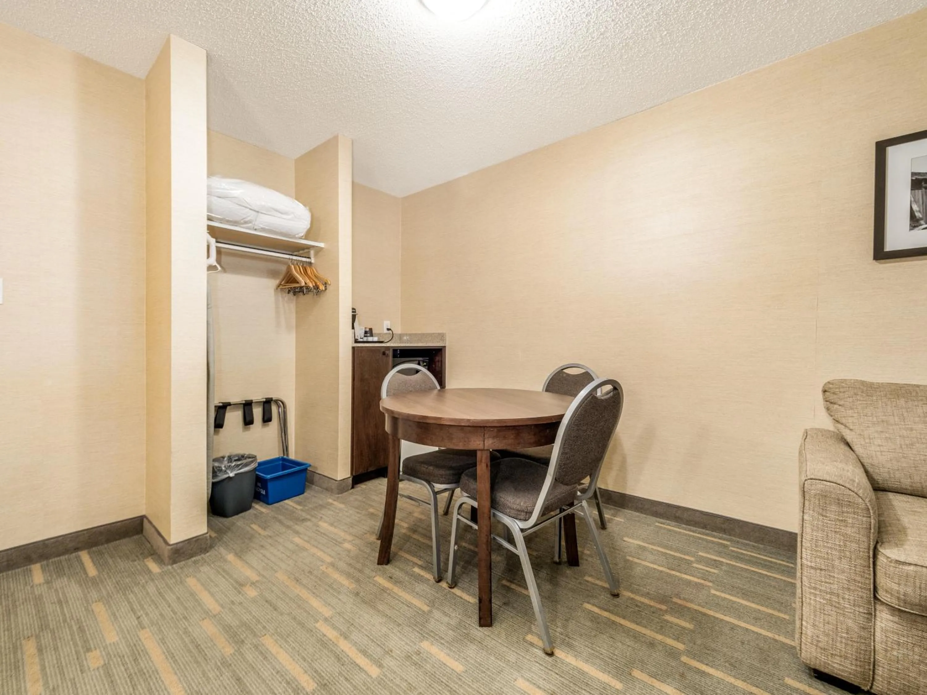 Coffee/tea facilities in Holiday Inn Lethbridge by IHG