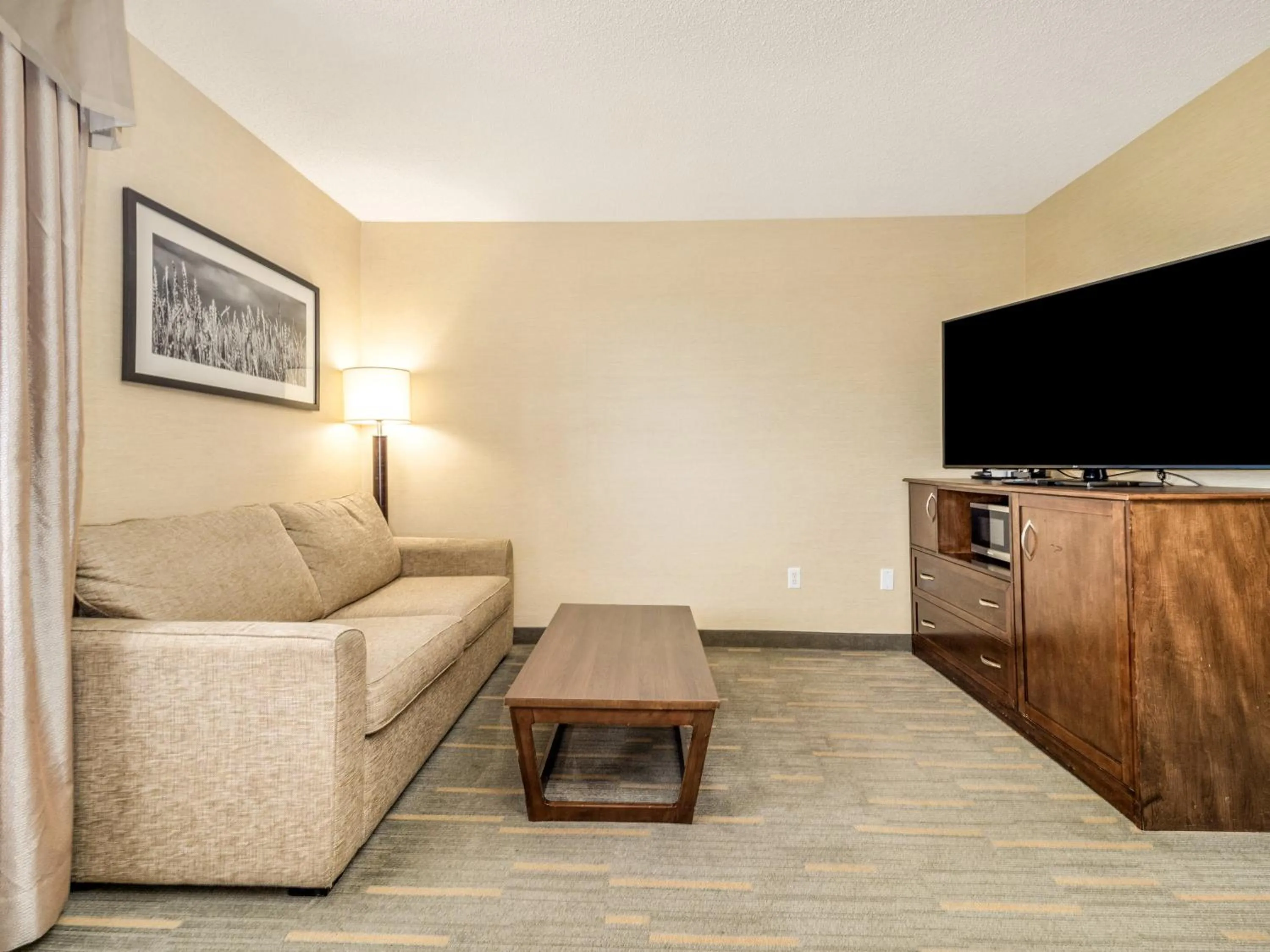 Photo of the whole room in Holiday Inn Lethbridge by IHG