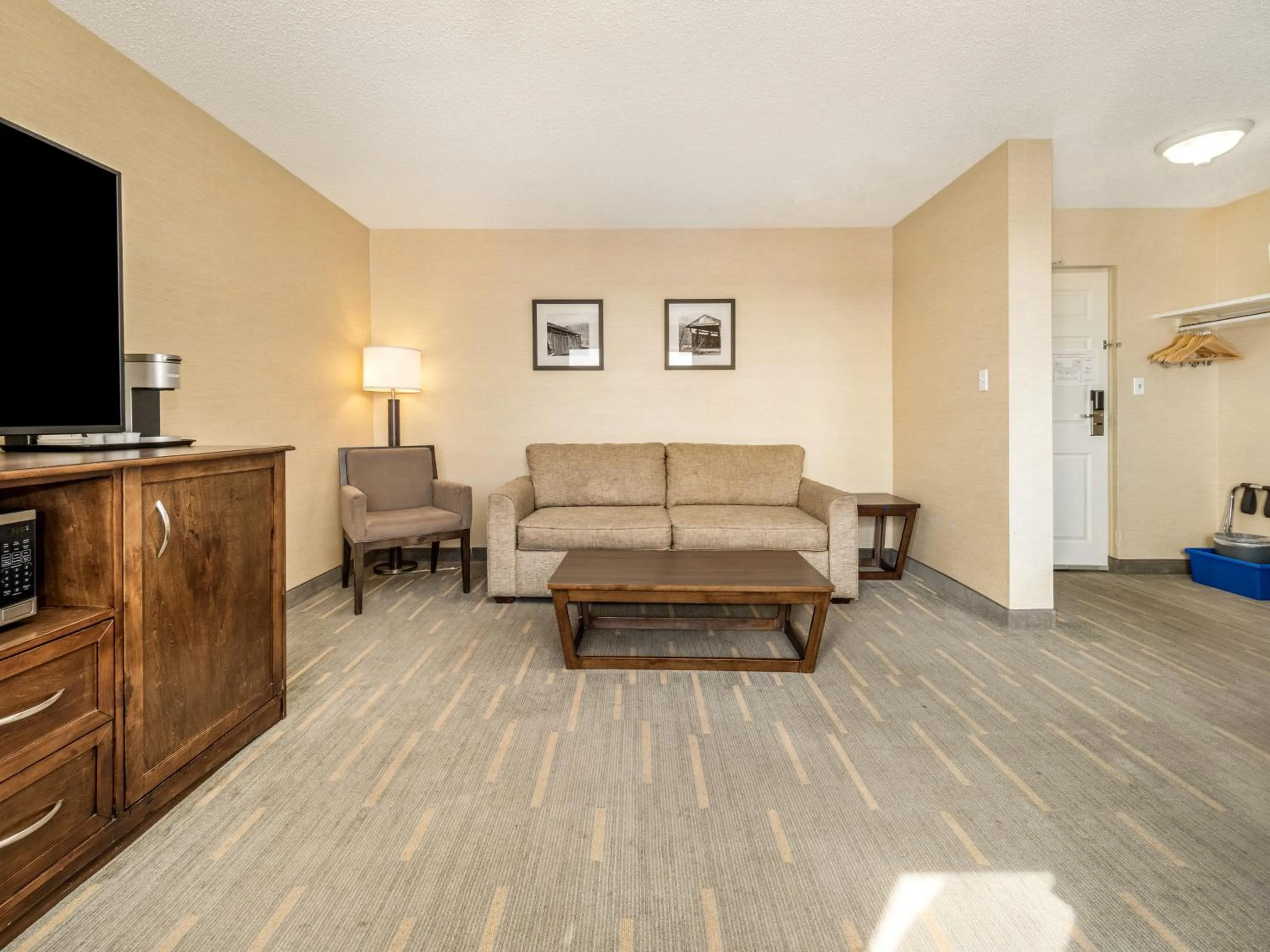 Coffee/tea facilities in Holiday Inn Lethbridge by IHG