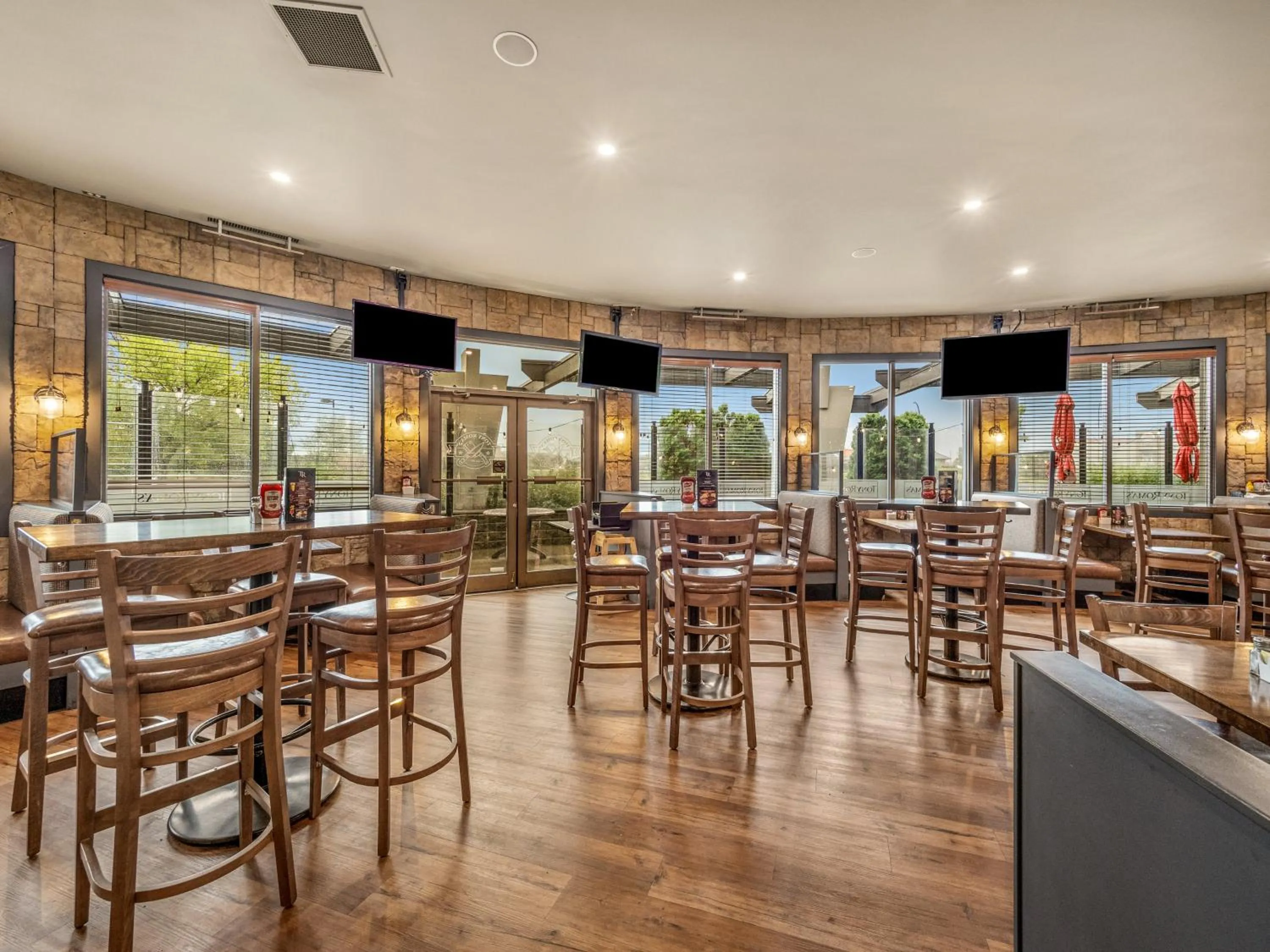Lounge or bar in Holiday Inn Lethbridge by IHG