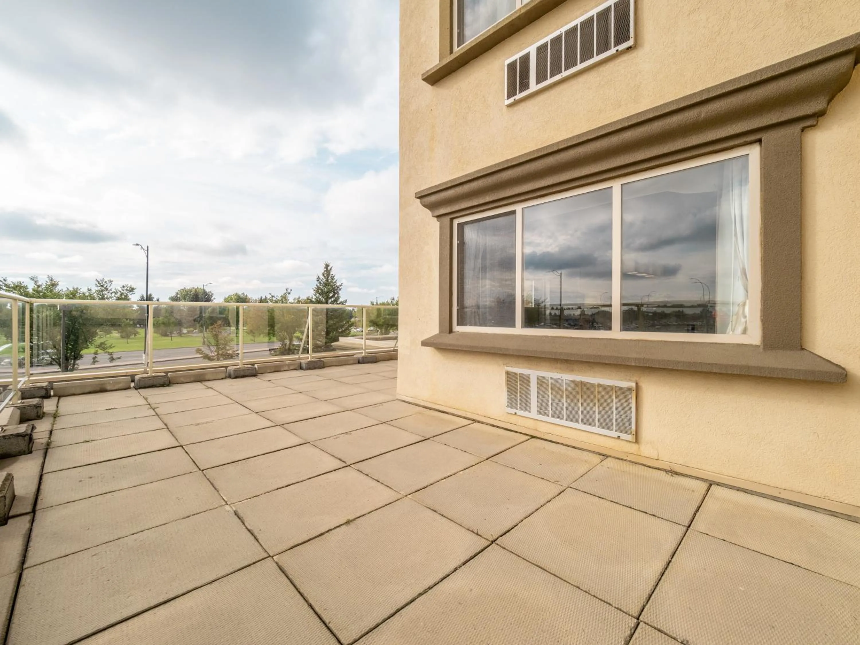 Photo of the whole room in Holiday Inn Lethbridge by IHG